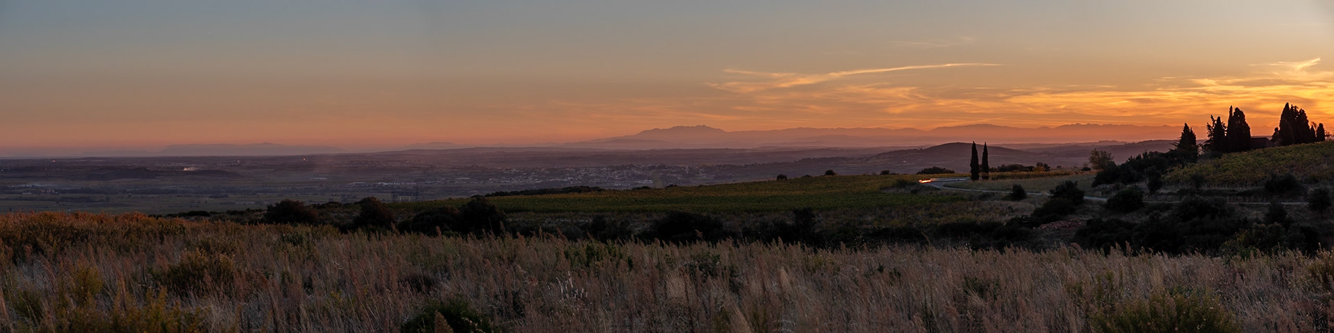 Du haut de la route de Neffiès, au loin, le golfe du Lion, le Canigou et la chaîne des Pyrénées...
