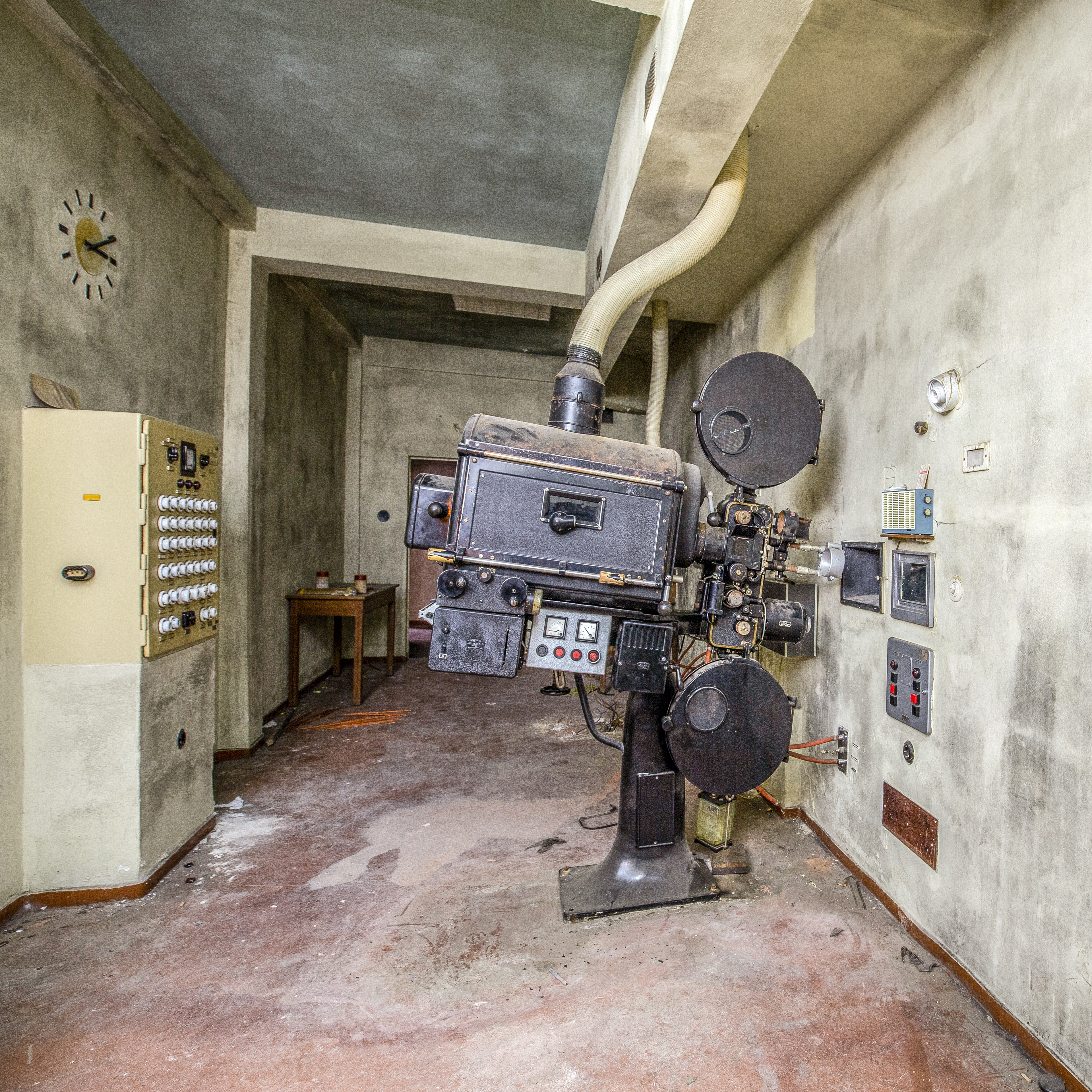- PROJECTOR -