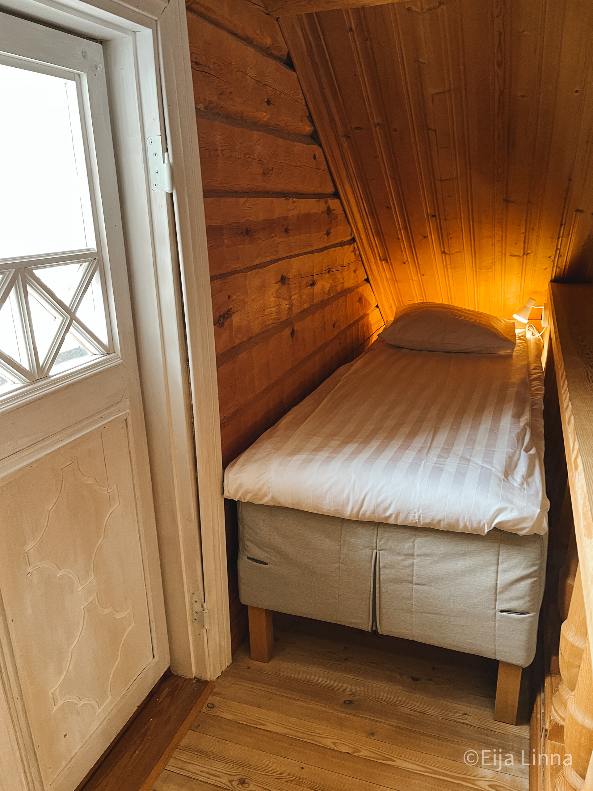 Yläkerran vierassänky / Upstairs quest bed