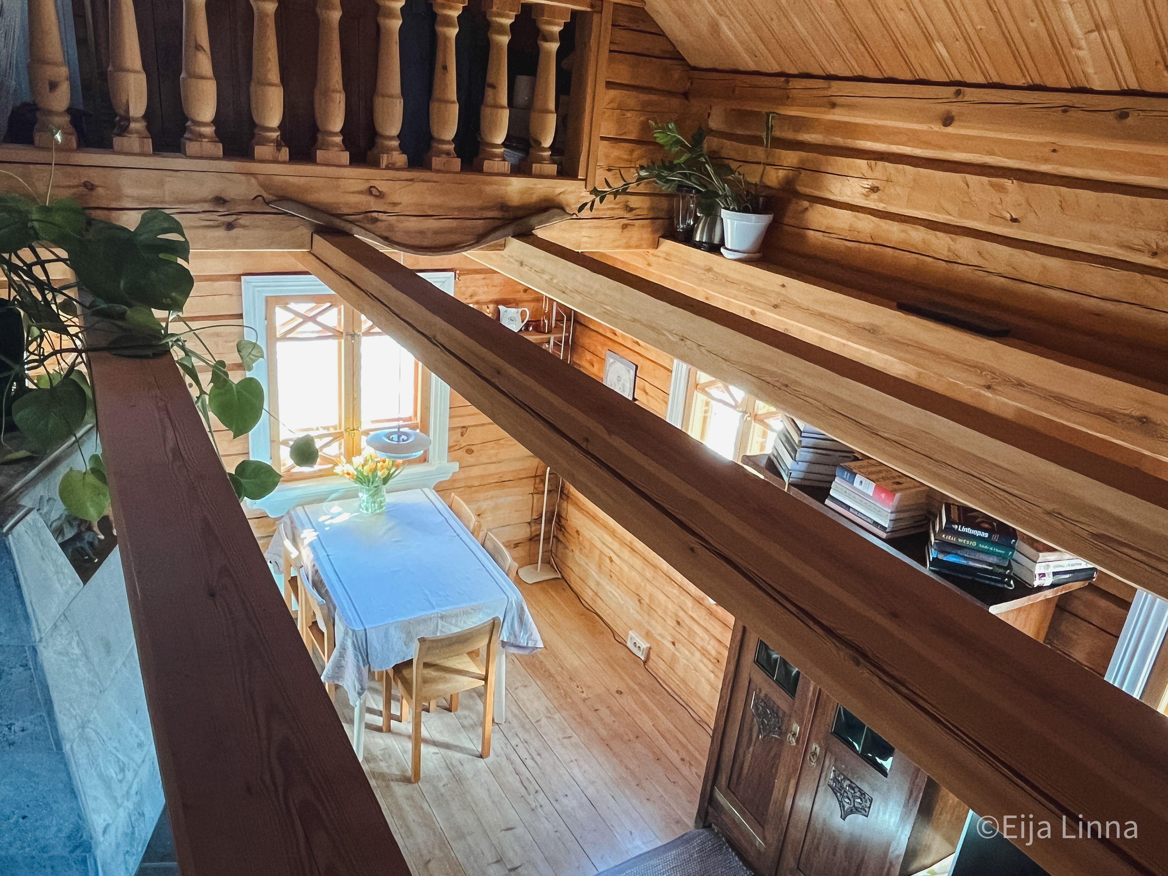 Mökki parvelta kuvattuna / Cabin from upstairs