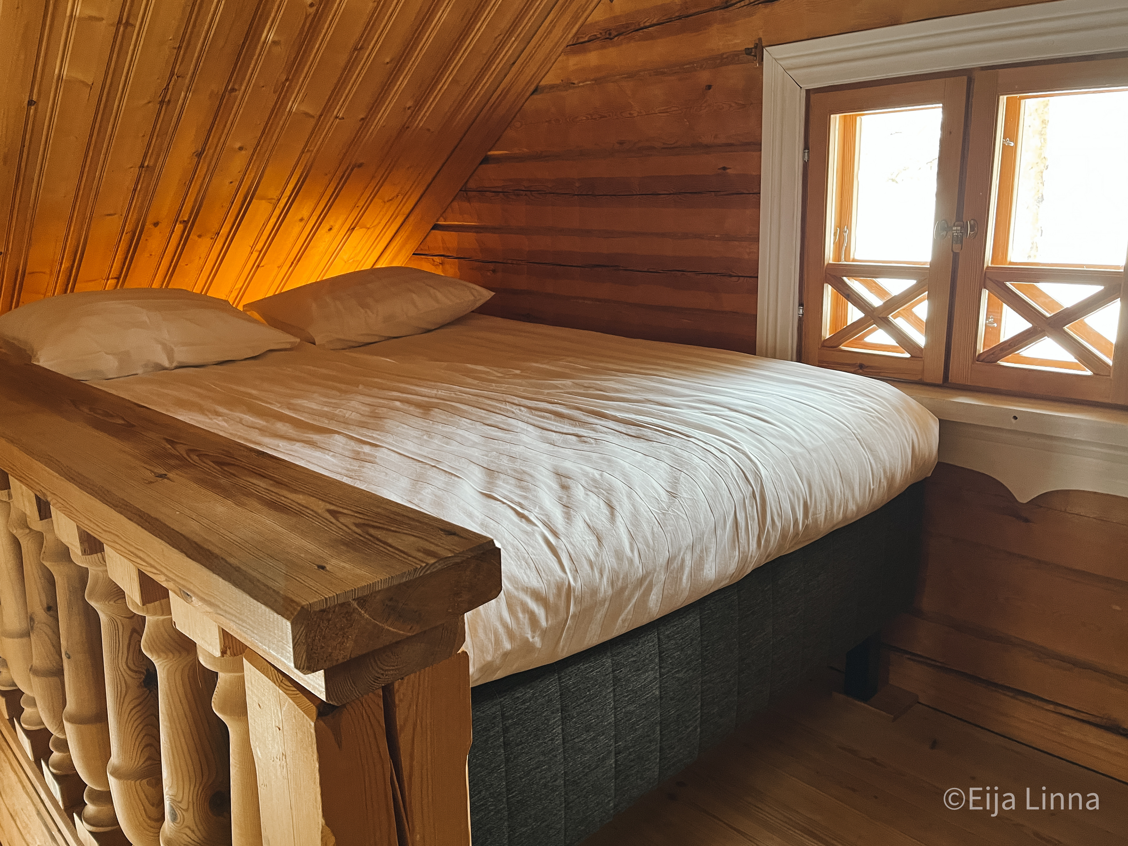 Yläkerran parisänky / Upstairs queen bed