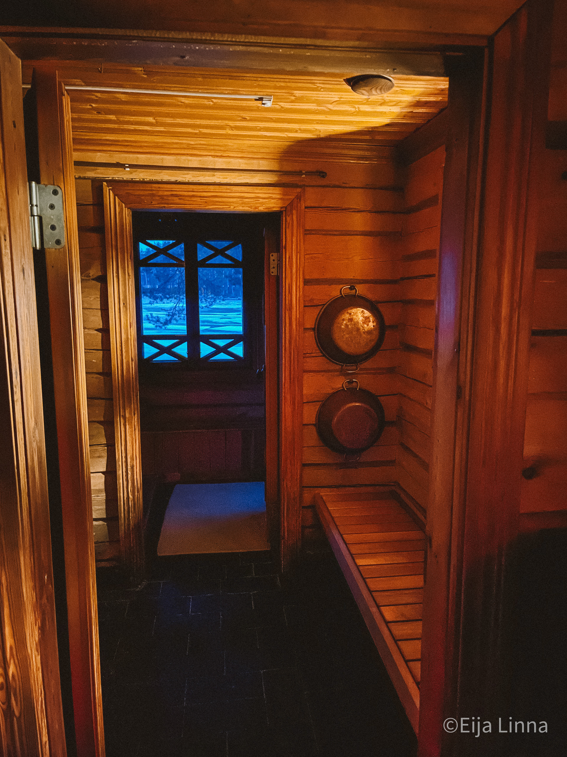 Pesuhuone saunasta kuvattuna / Washroom viewed from sauna