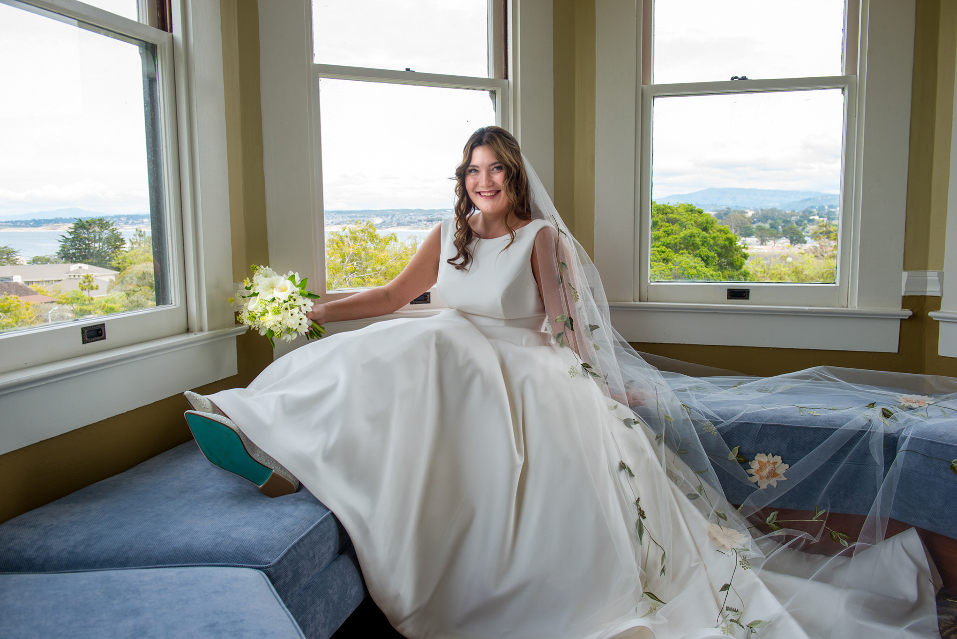 bride posing in the round room at the perry house