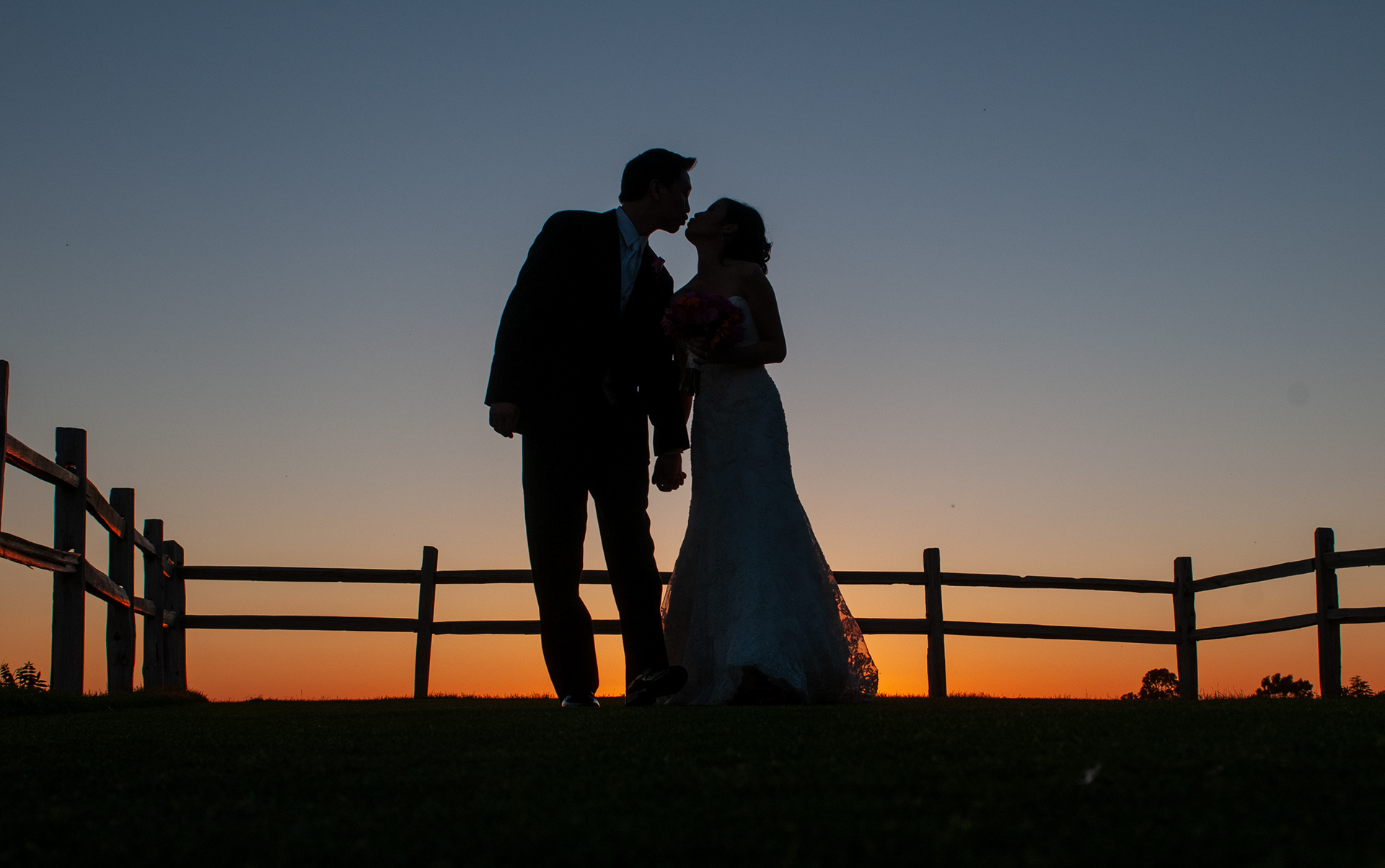 san jose country club sunset wedding photo kiss