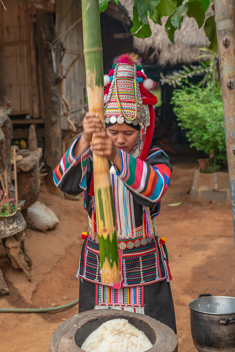 Village life... Pounding rice to make spicy pounded rice sweets