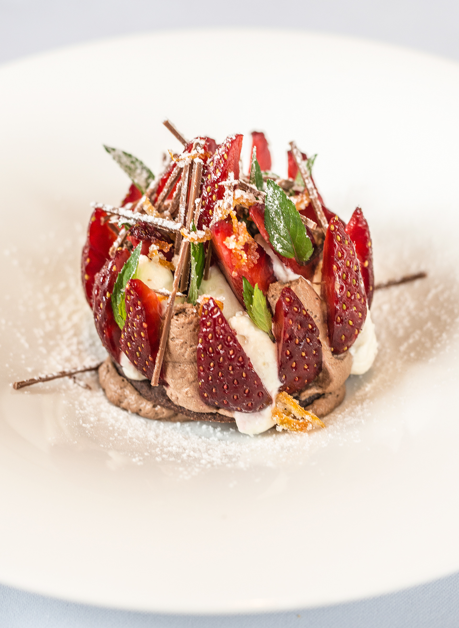 Strawberrys & Mint Dessert - Schulhus Krumbuach Restaurant - Bregenzerwald