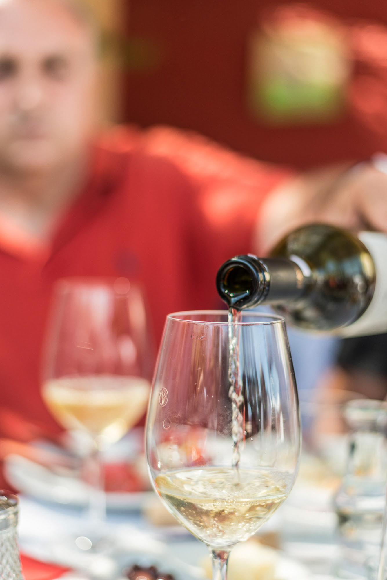 Haridimos Hatzidakis from Winery Hatzidakis joins us for lunch at restaurant Metaxy Mas, pouring a glass of his excellent Assyrtico de Mylos, made from old vine Assyrtiko