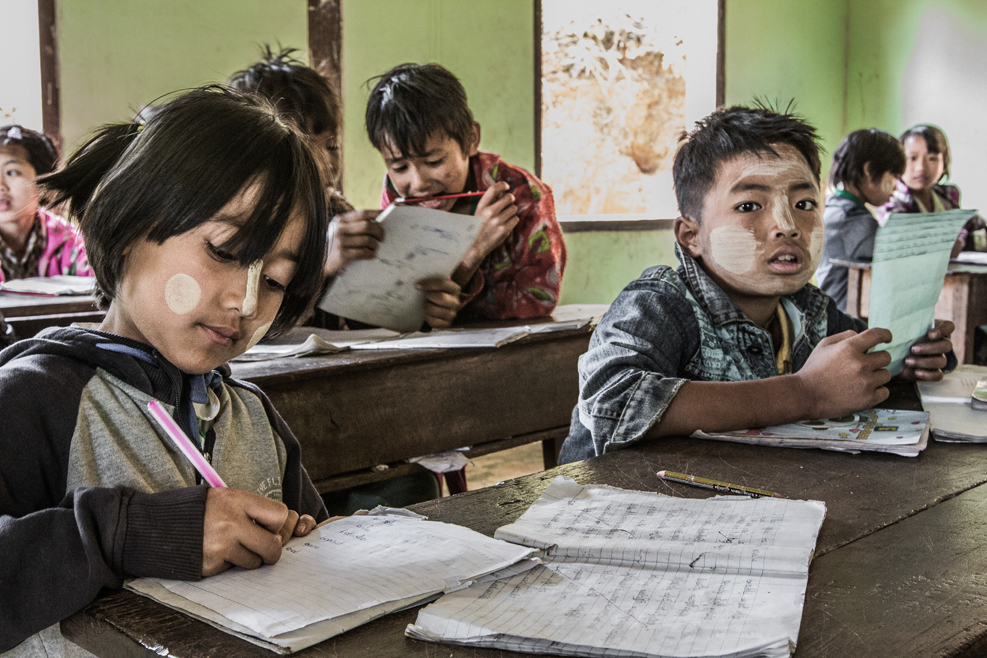 Kids hard at work in the local school. Well, they were until we arrived... Pein Ne Pin - Paluang Hill Tribe Villiage - a morning trek from Kalaw - Burma