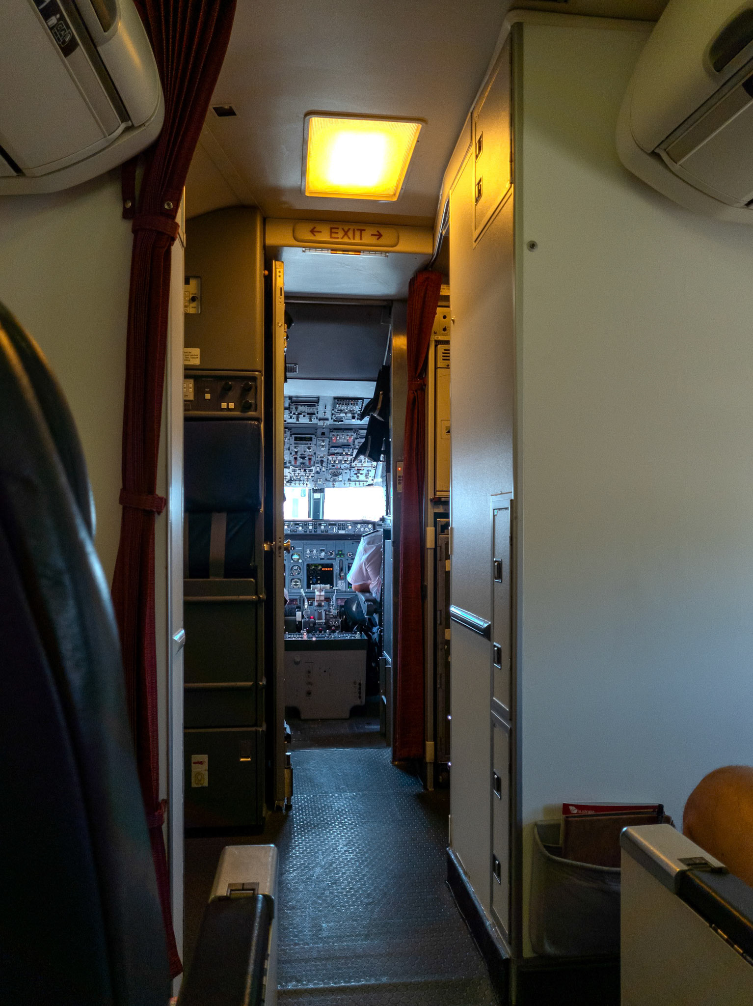 2023 april polit ready to fly to Auckland Boeing 737 800 Jet© copyright lewis a collins ! http://lewiscollins.com.au