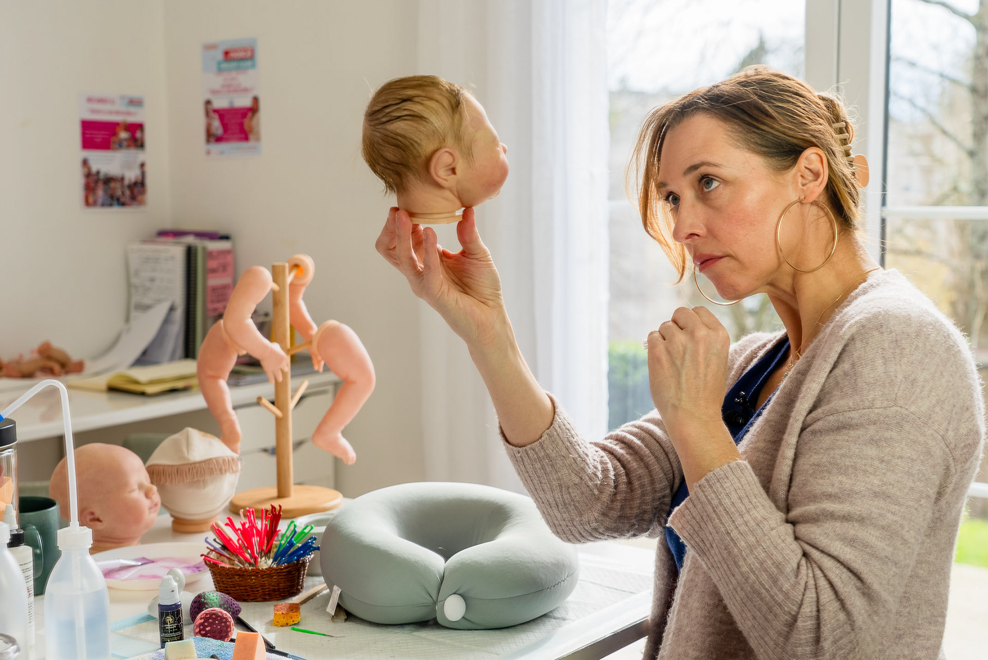 Adeline Ginguené, confectionneuse de poupées reborn dans son atelier, février 2025