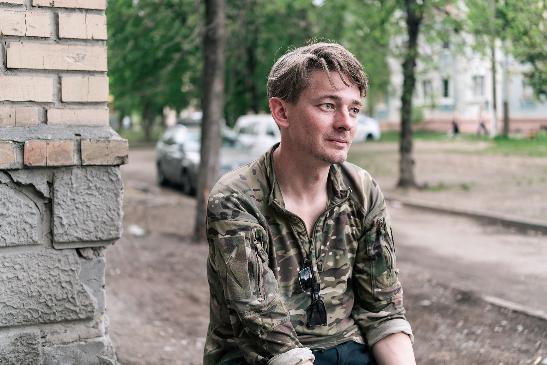 Un voisin de l'immeuble qui a été rasé par un missile balistique russe en avril 2024, faisant 12 morts - Kyiv, mai 2025