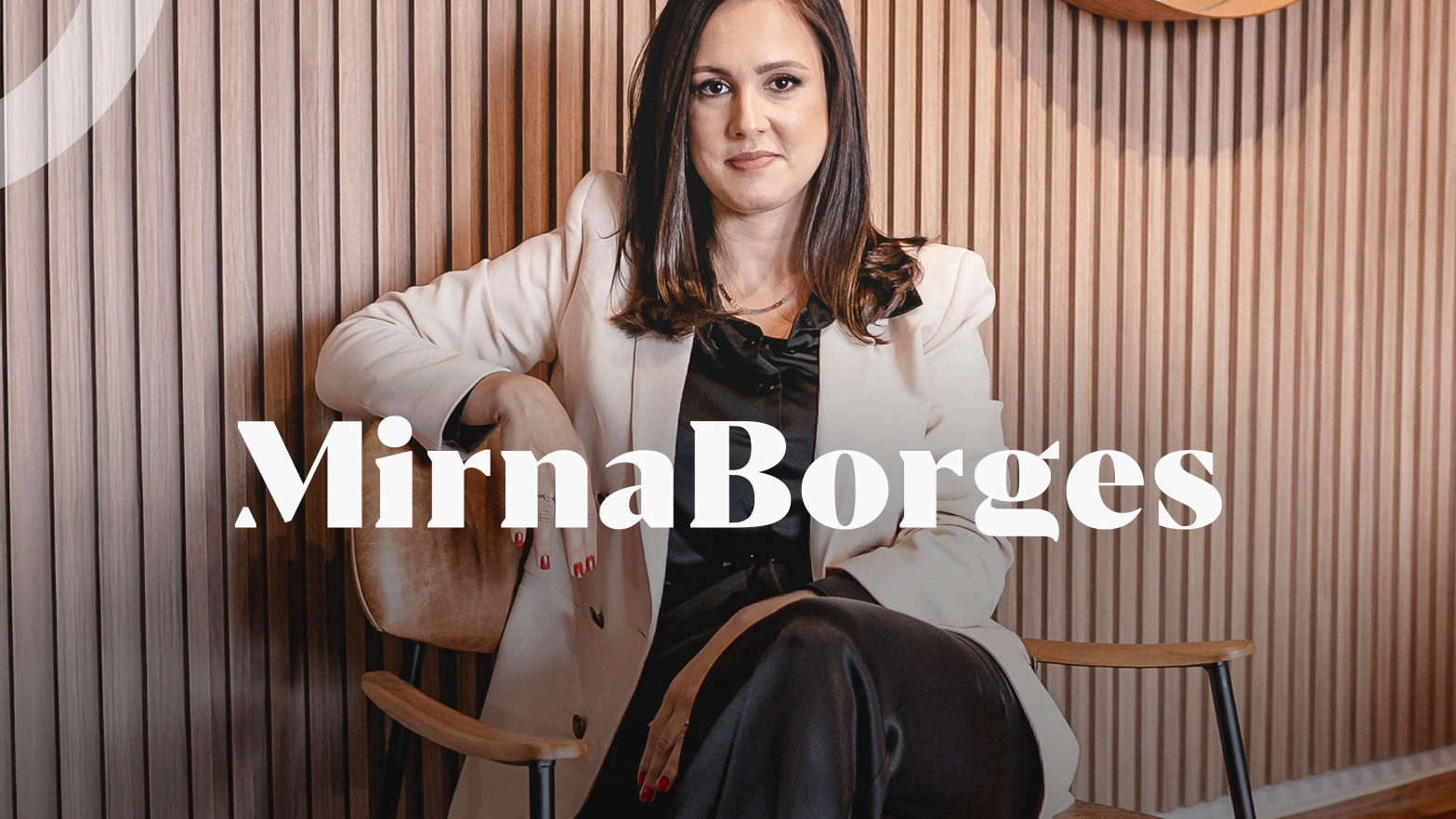 Mirna Borges sentada com a assinatura da marca