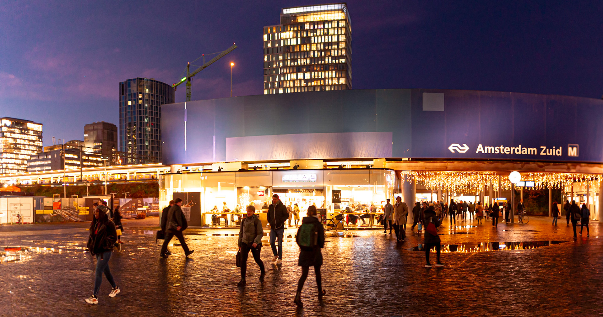 A winter work-day ends in Zuidas, Amsterdam