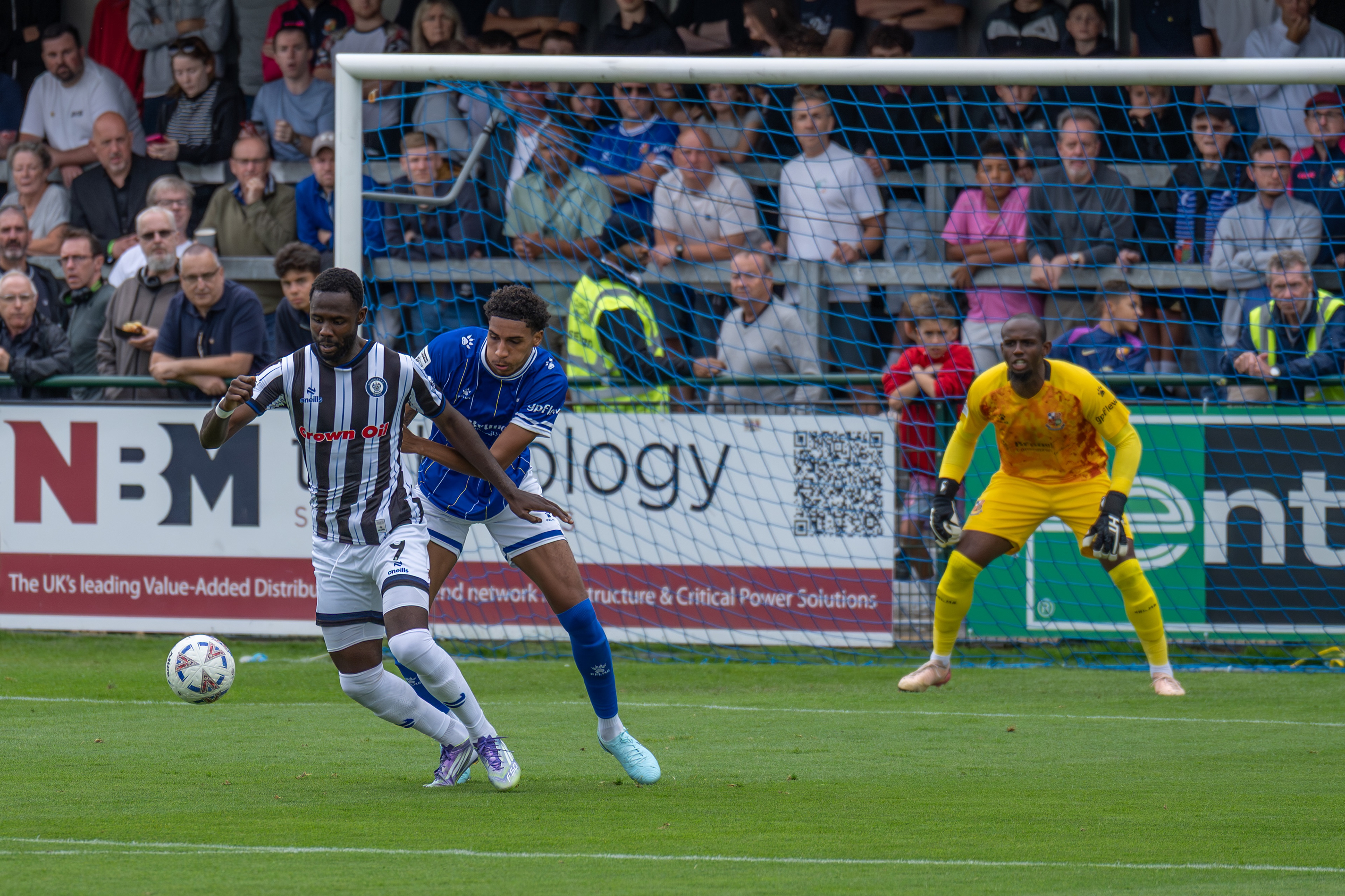 Deon Woodman stands up Manny Diesruvwe