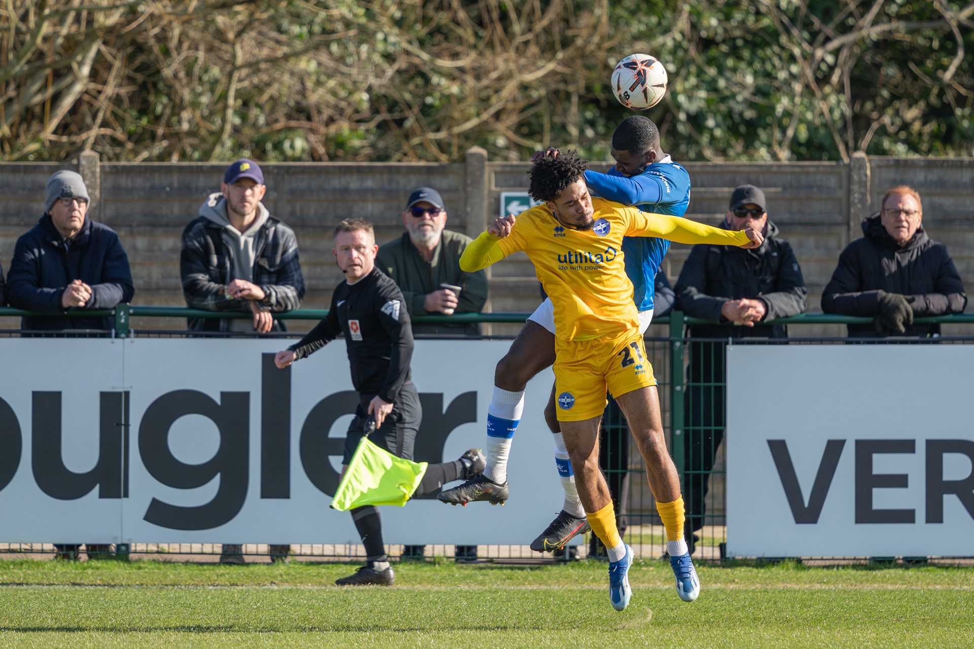 Enzio Boldewijn beats Noah Boutin in the air