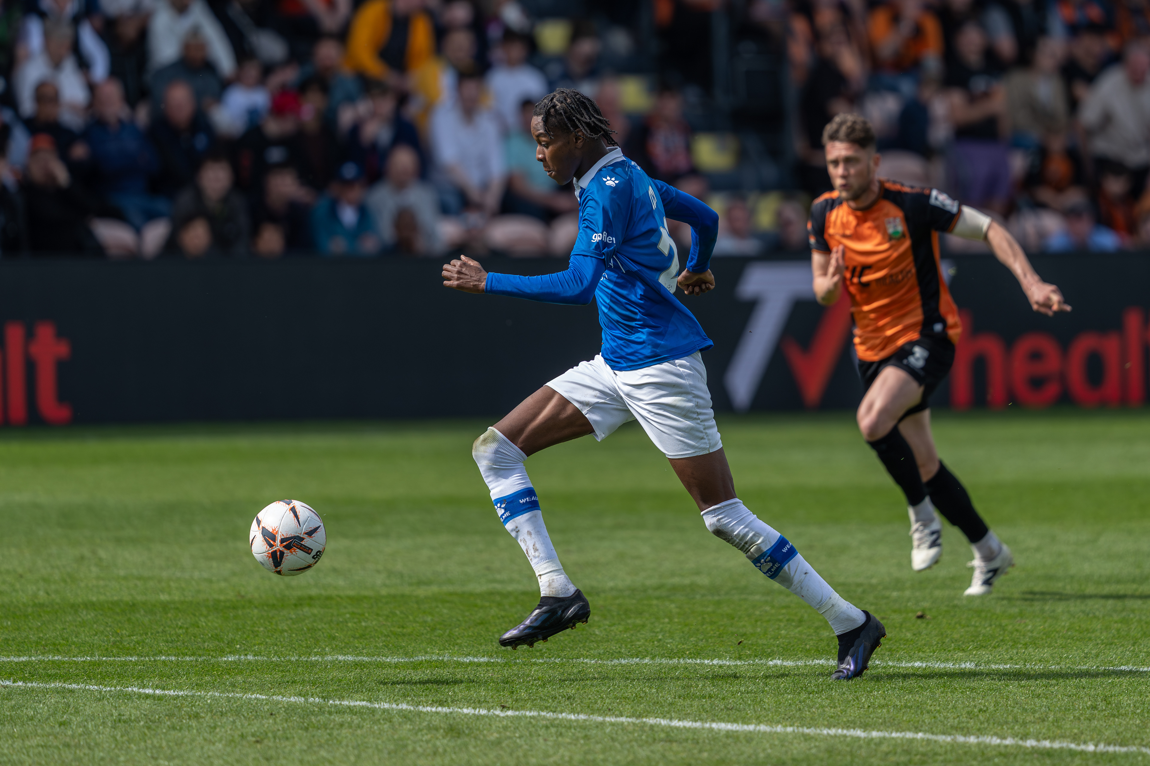 .....and bears down on the Barnet goal.....