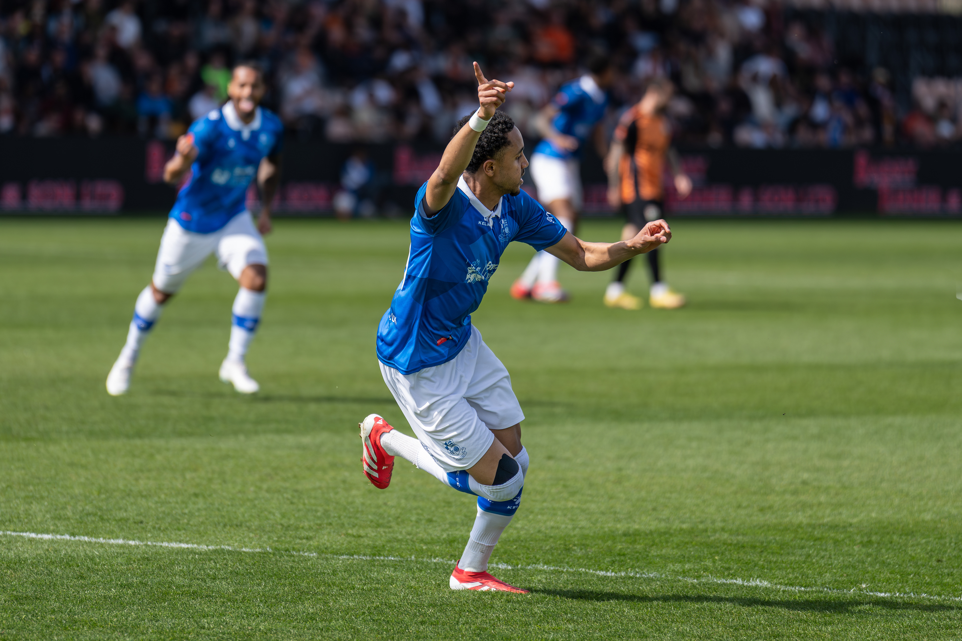.......to the delight of the Stones travelling fans!