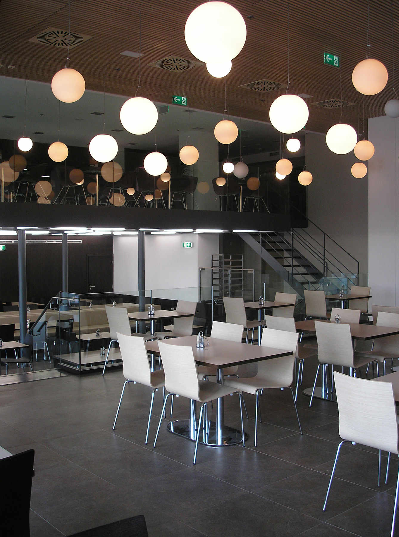 Interiér kantíny, Lakeside Park, Bratislava / Spolupráca s P - T, spol. s r. o.