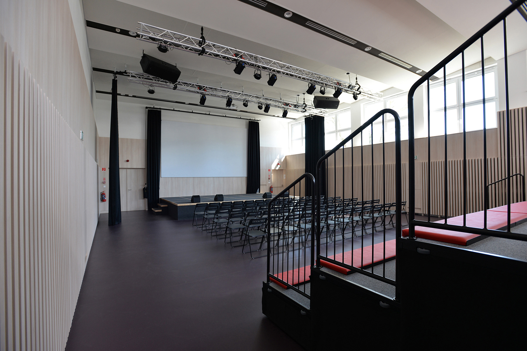 Multifunkčná sála The British International School, Bratislava - Dúbravka / Spolupráca s P - T, spol. s r. o.