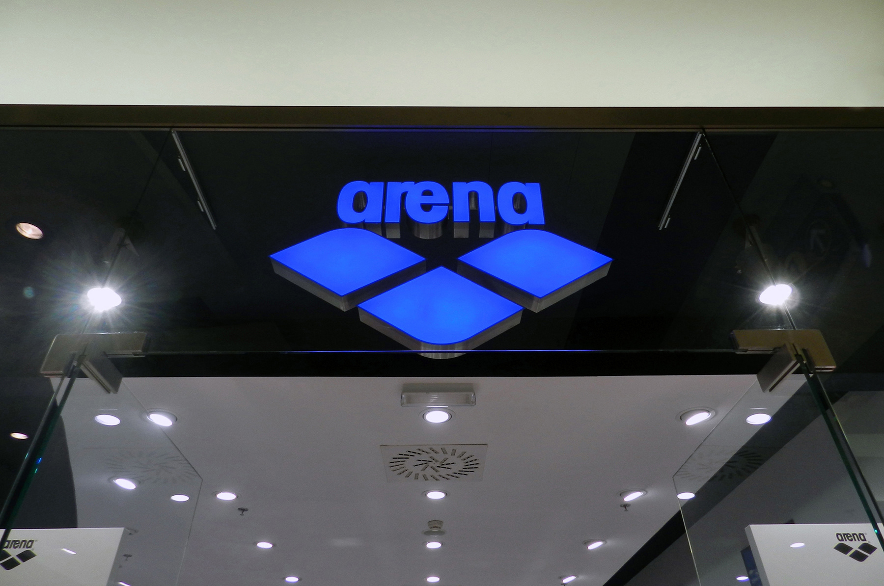 Interiér predajne Arena, OC VIVO!, Bratislava / Spolupráca s P - T, spol. s r. o.