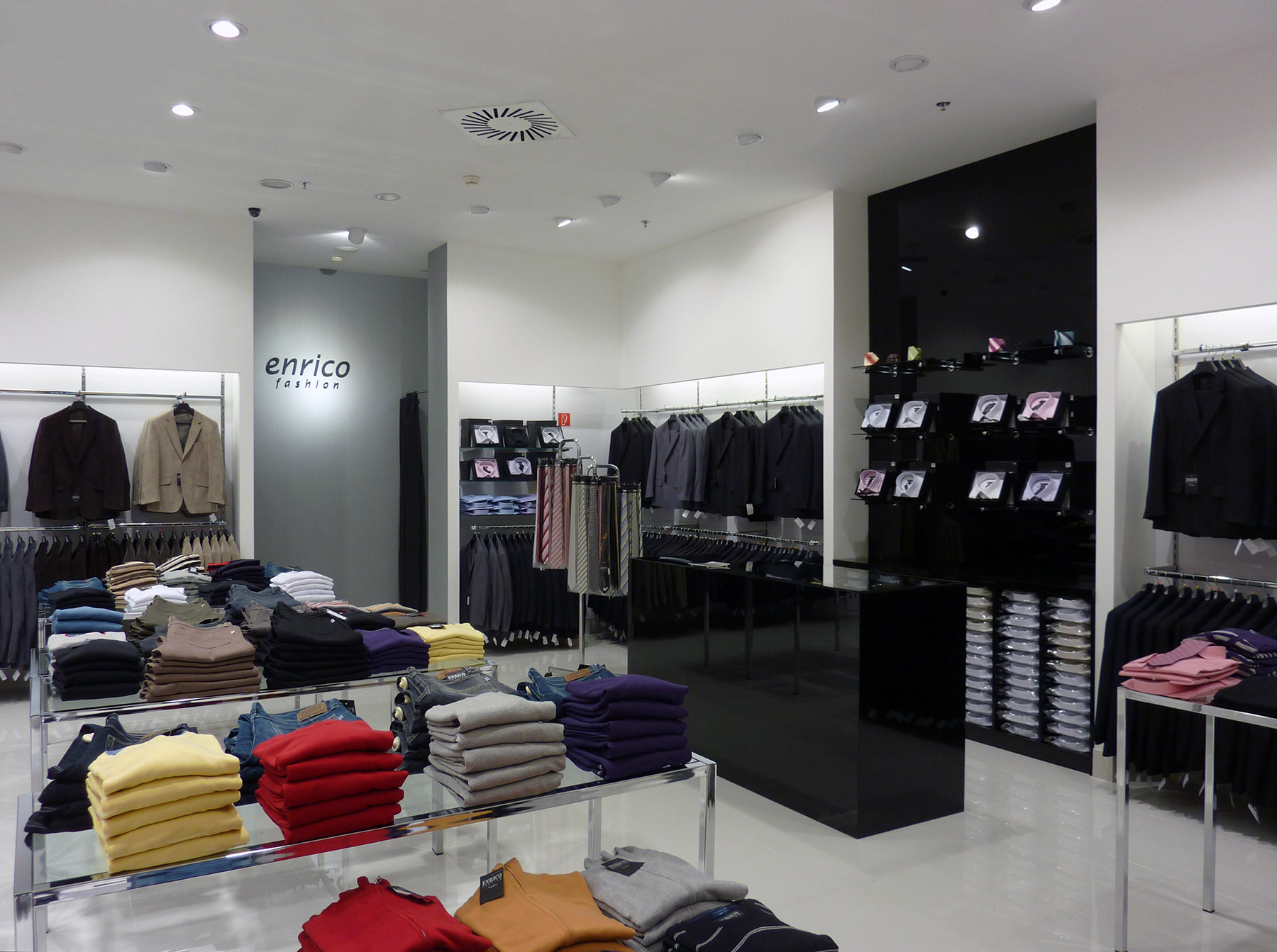 Interiér predajne Enrico Fashion, OC VIVO!, Bratislava / Spolupráca s P - T, spol. s r. o.