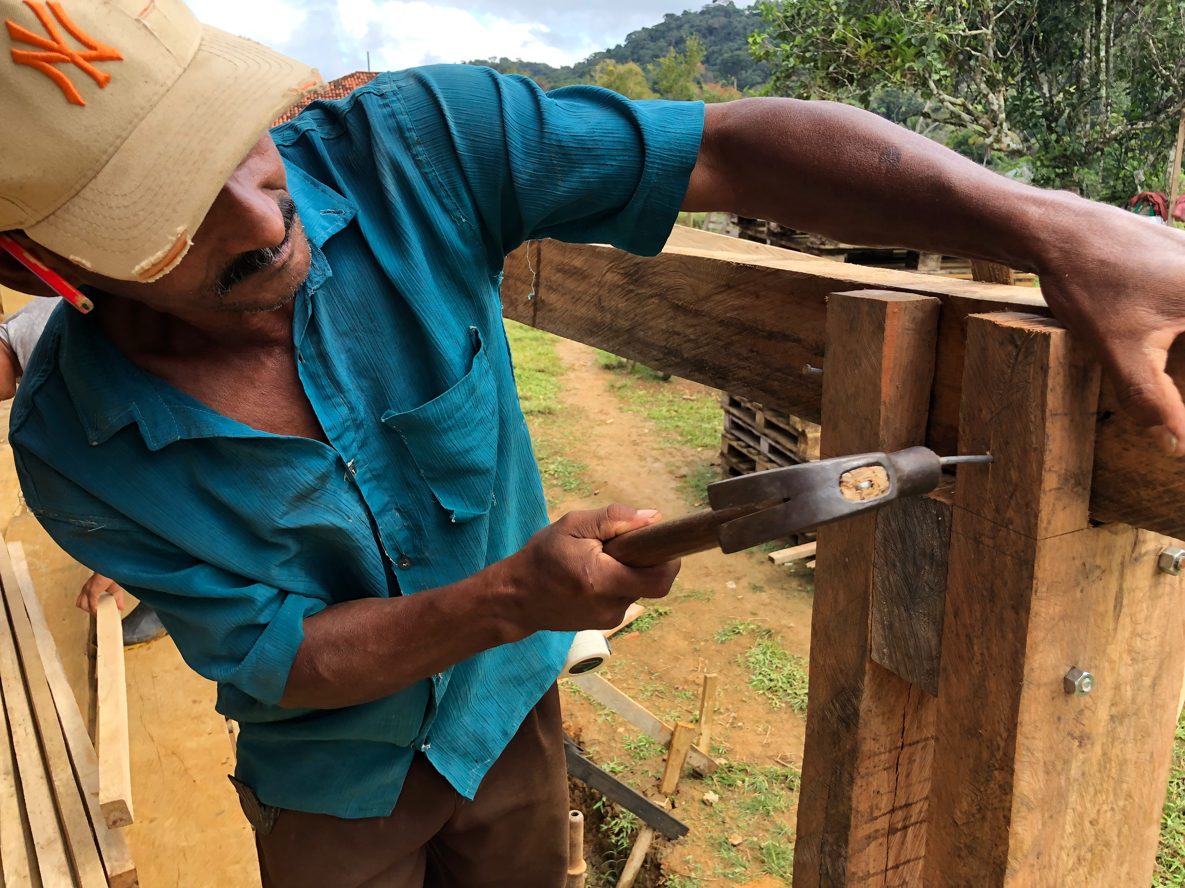 Mestre Rubens, exímio conhecedor das madeiras do sul da Bahia e carpinteiro aprendiz de seu pai.