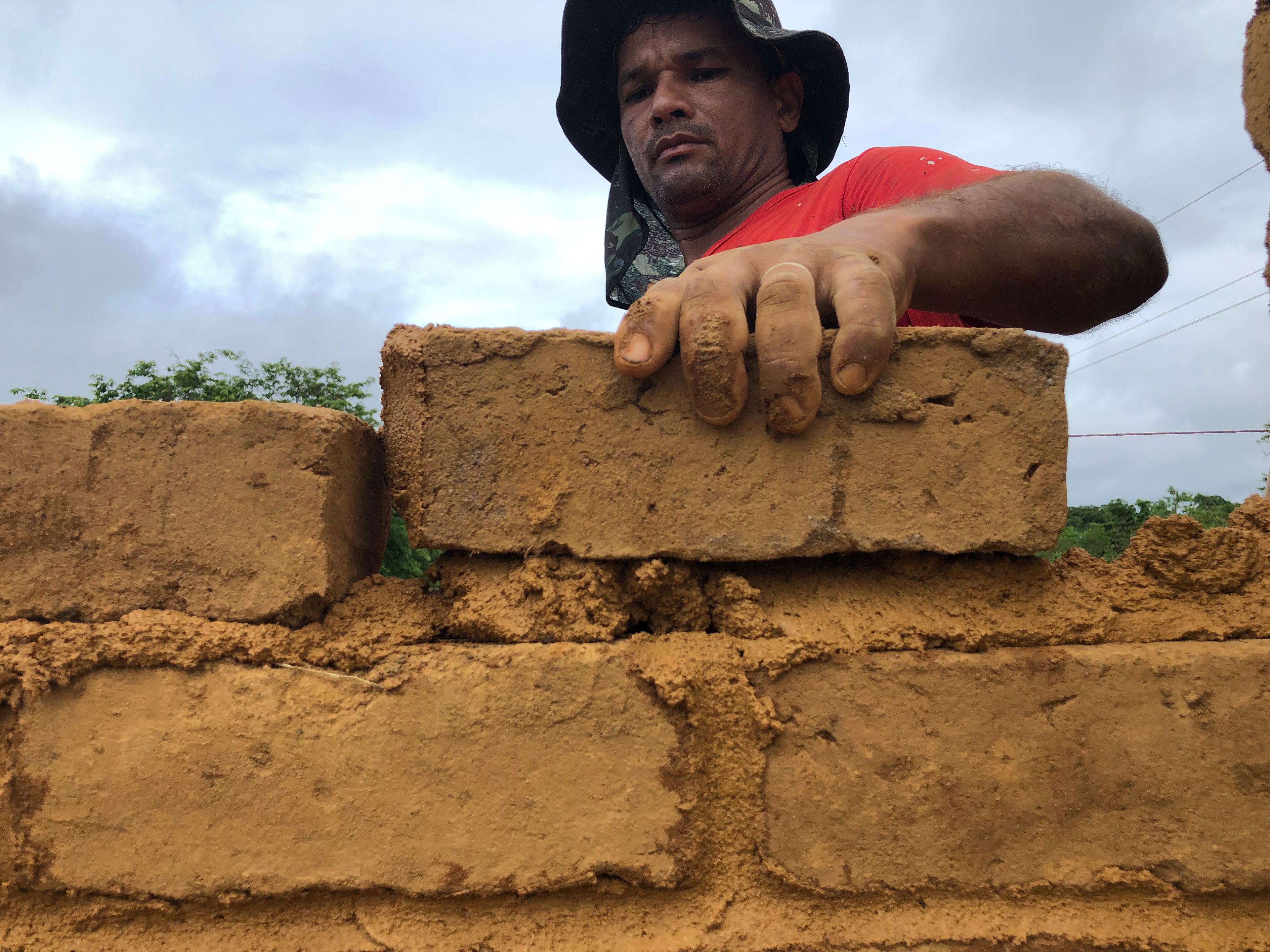 Assentamento dos adobes por Daniel, pedreiro do assentamento.