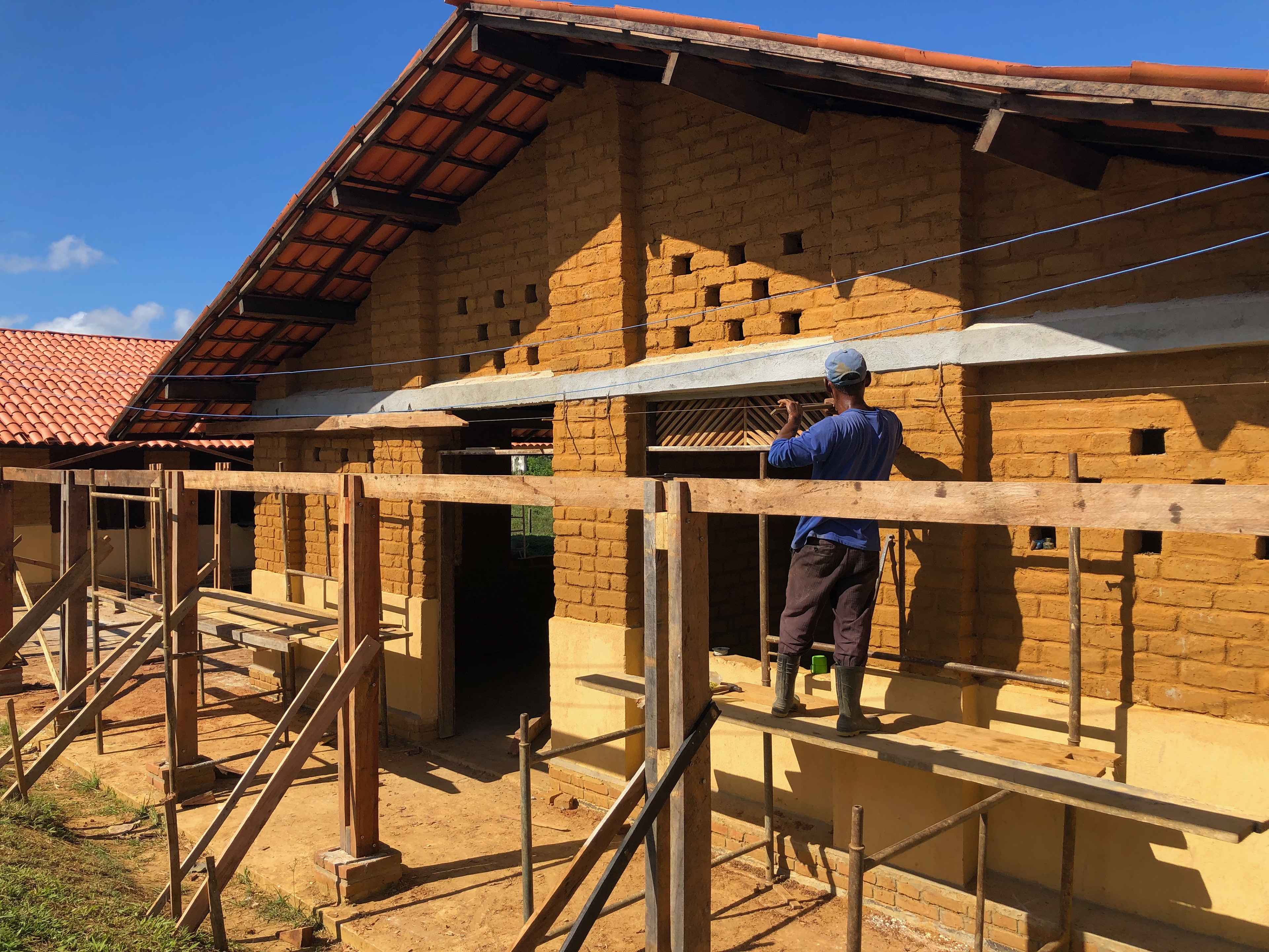 Instalação da varanda da escola, trabalho coordenado por Mestre Rubens.