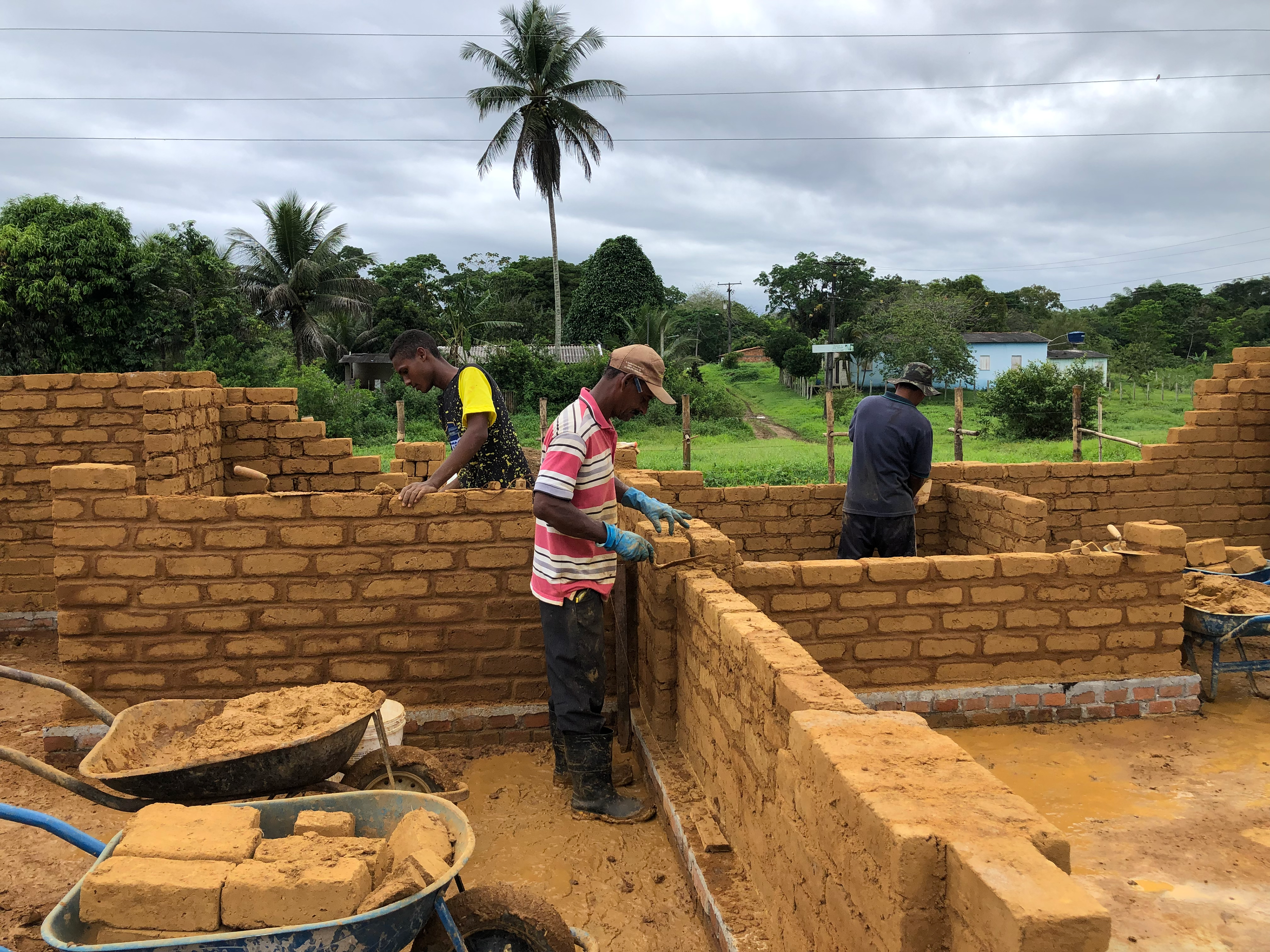 Construção das paredes estruturais de adobe, trabalho coordenado por Mestre Rubens.