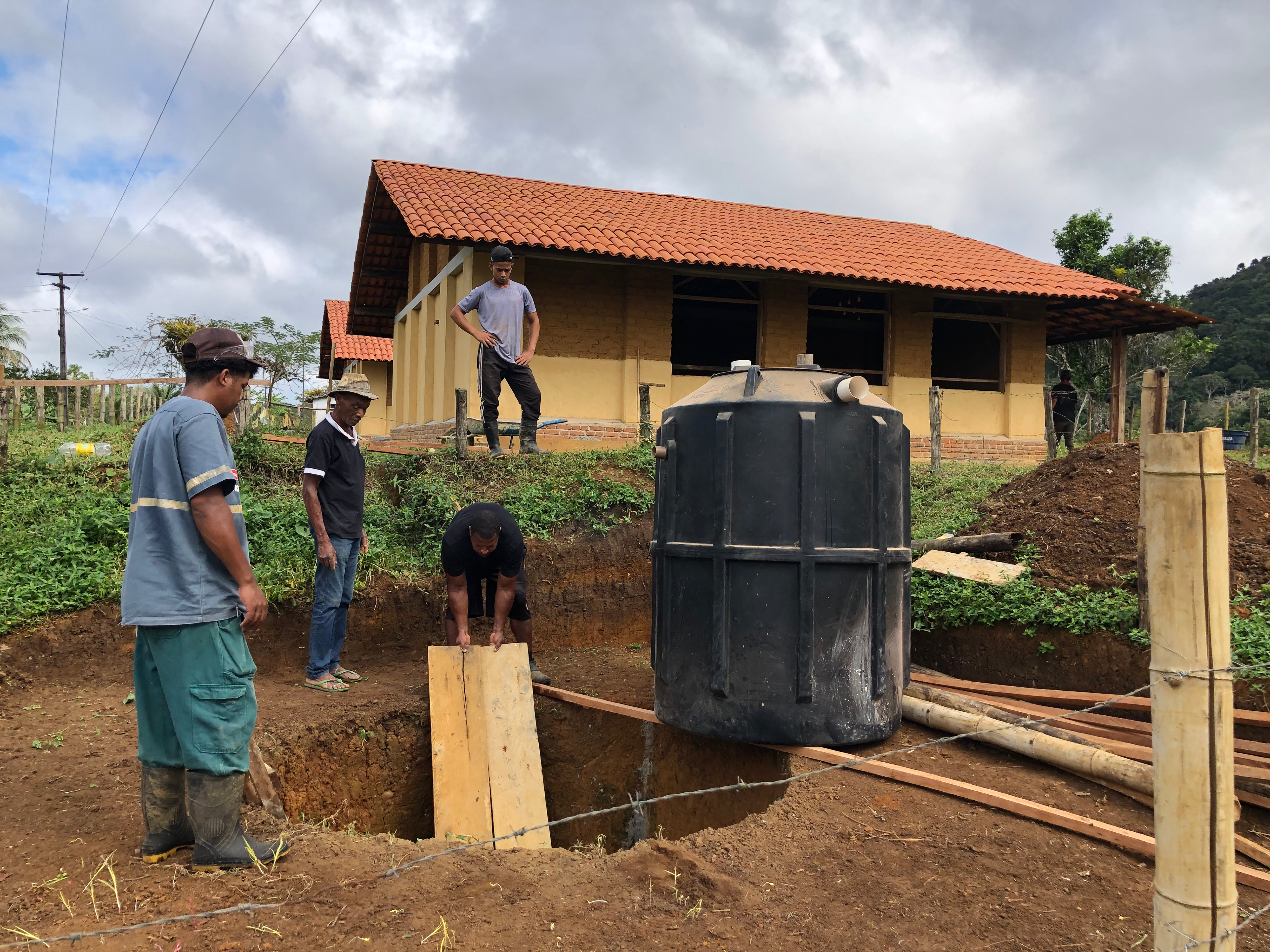 Instalação do biodigestor, responsável pelo tratamento ecológico dos efluentes dos sanitários da escola e da biblioteca.