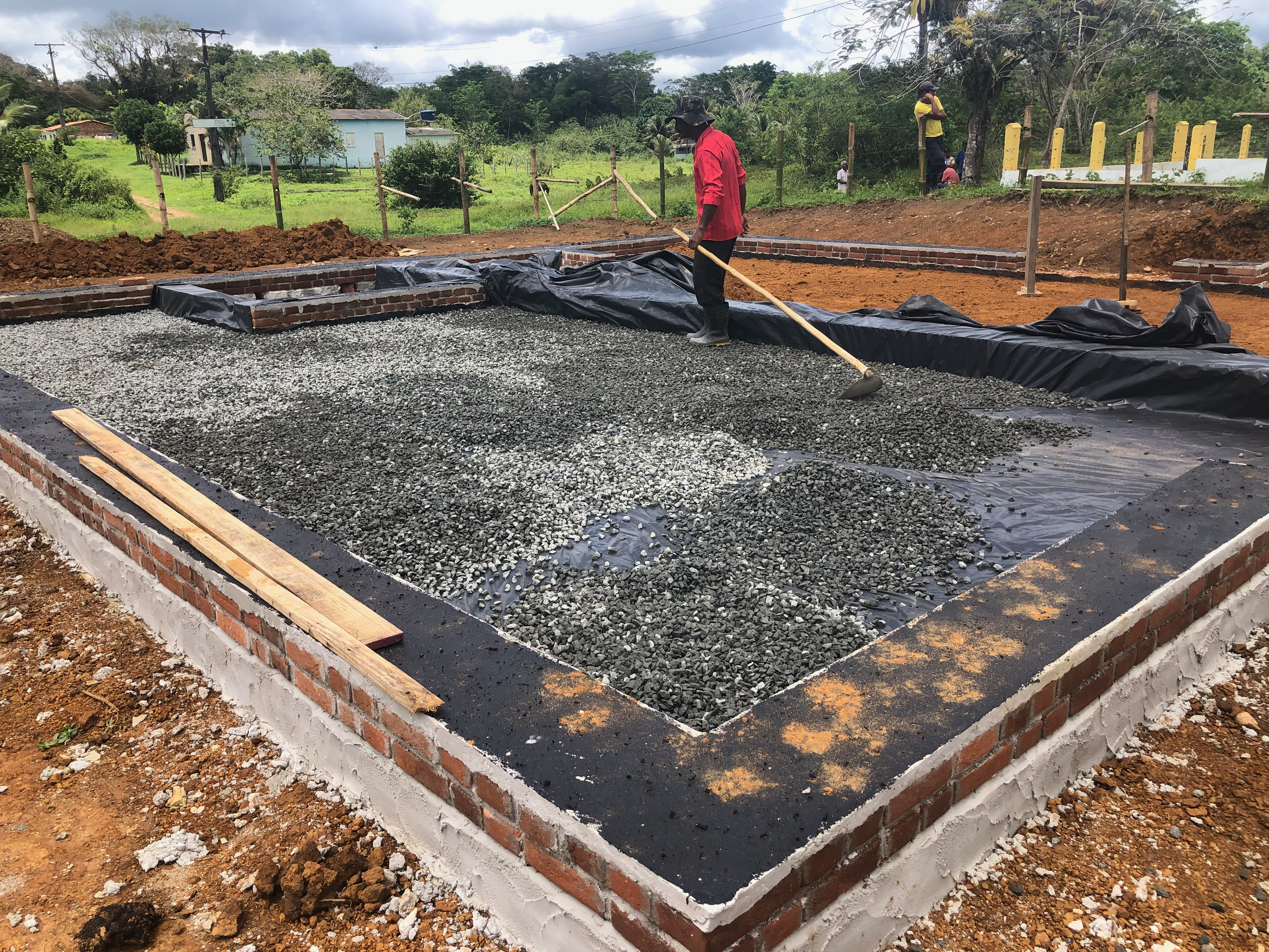 Base protegida das paredes de terra