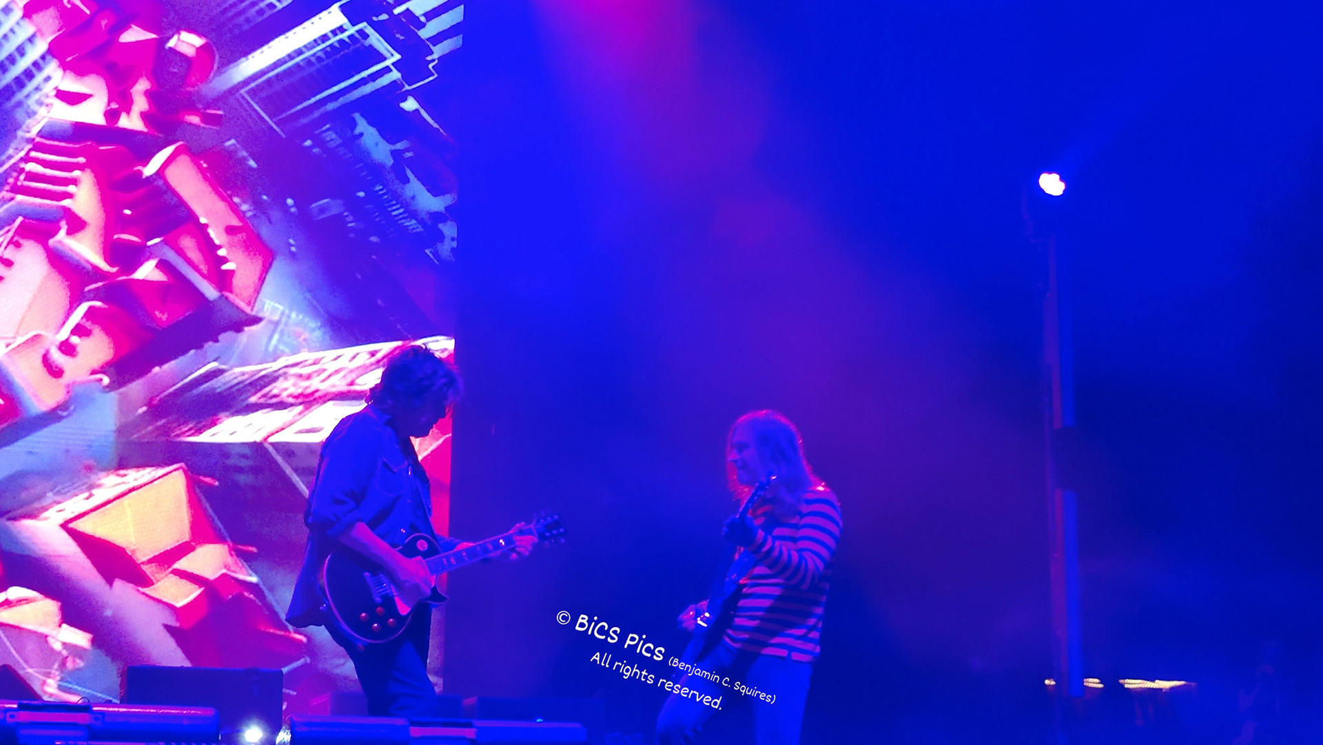 "Dueling Blue", Dean DeLeo &amp; Ryan Smith, Stone Temple Pilots (on "Plush"), American Family Insurance Amphitheater, Milwaukee, WI