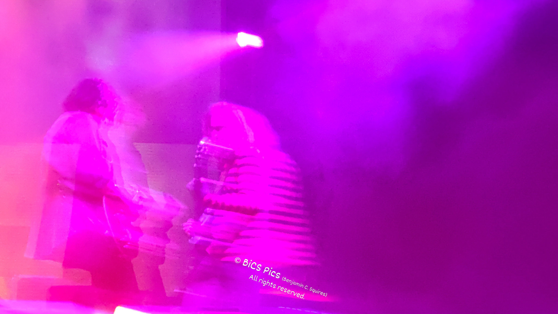 "Blistering", Dean DeLeo &amp; Ryan Smith, Stone Temple Pilots (on "Plush"), American Family Insurance Amphitheater, Milwaukee, WI