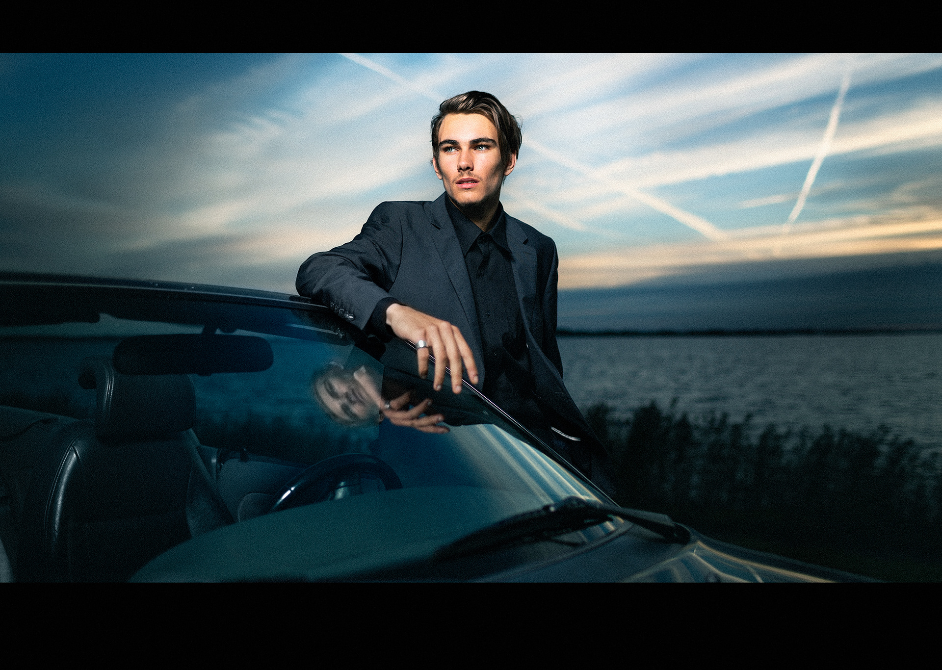 Portret van mannelijk model in avondlucht bi cabrio door Joshua Rood fotografie