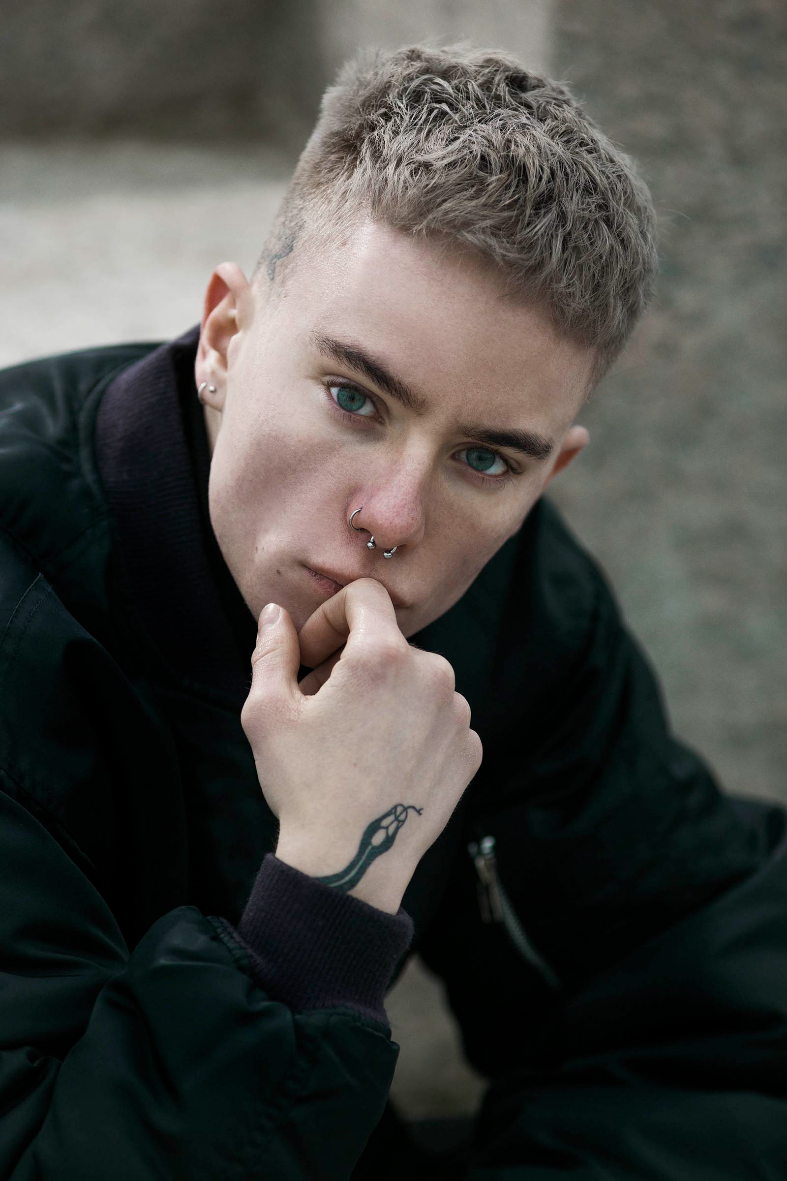 Close up model Konrad Benjamin Lucas poseert voor Joshua Rood in Almere