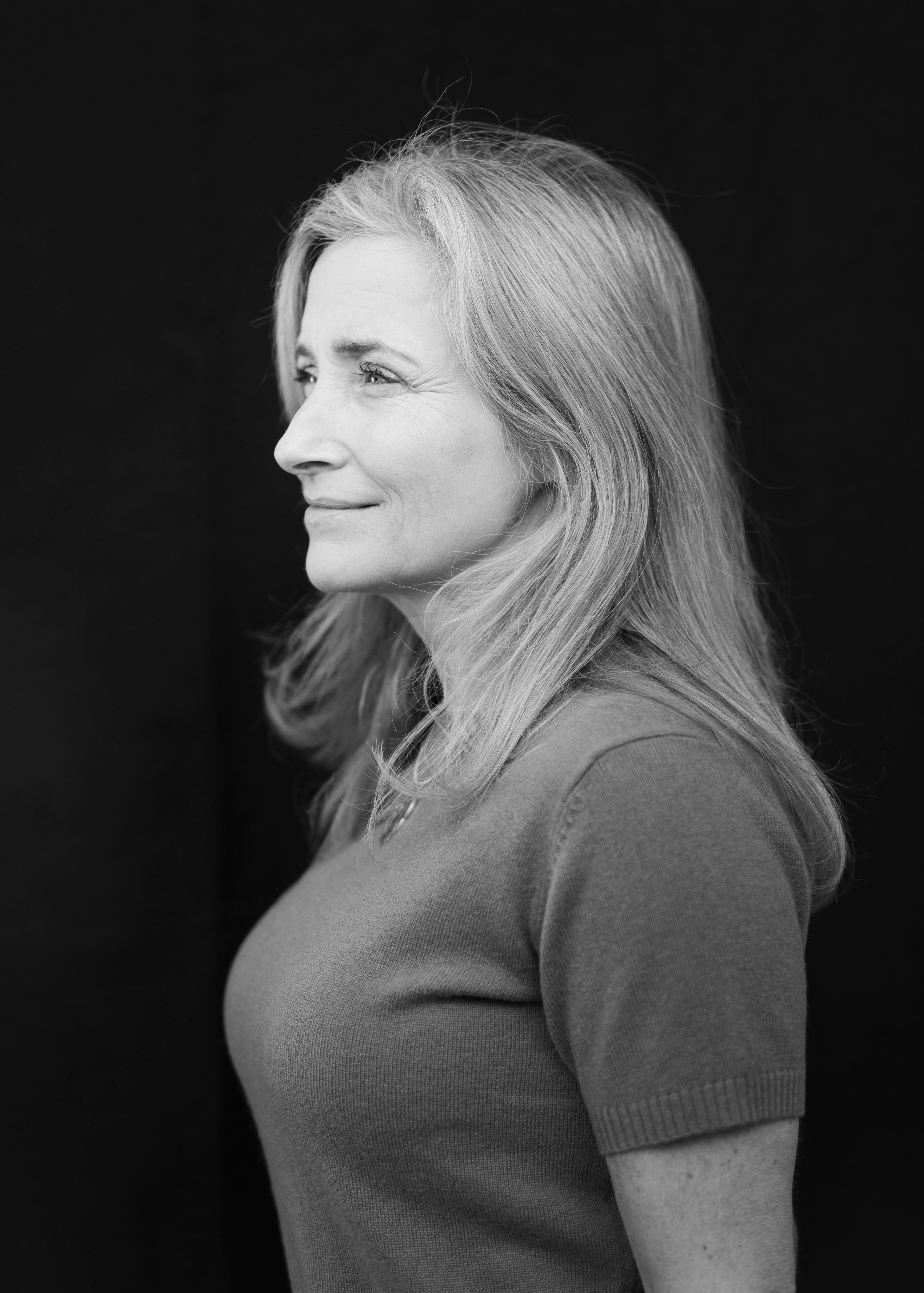 Els van Steijn gefotografeerd door professioneelfotograaf Joshua Rood voor het tijdschrift Gezondnu. Het model is in zwart wit uitgebeeld in silhouet en lacht.