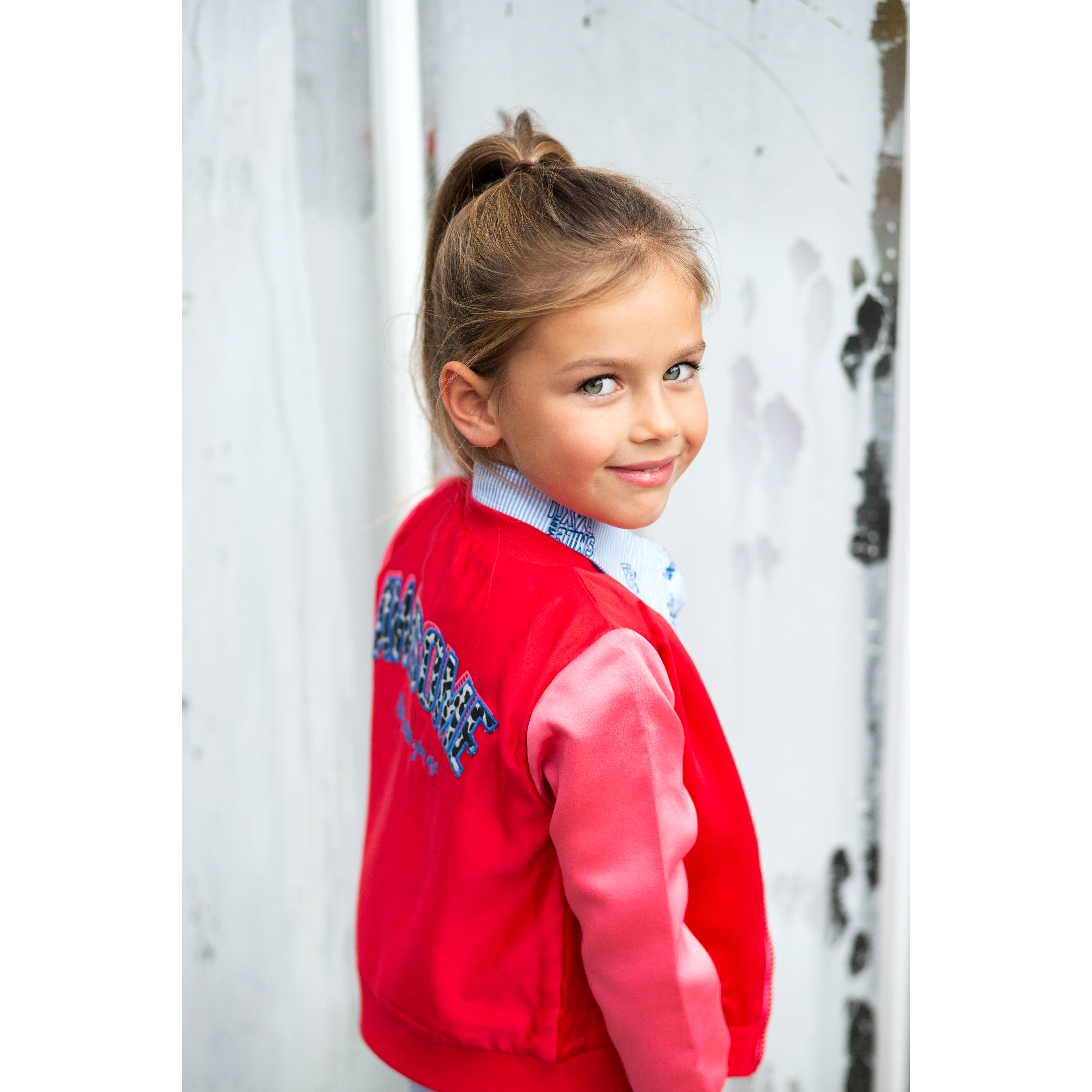 Quapi childrens fashion photography kinderkleding mode fotograaf  professioneel Quapi kindermodel cute felgekleurd jasje