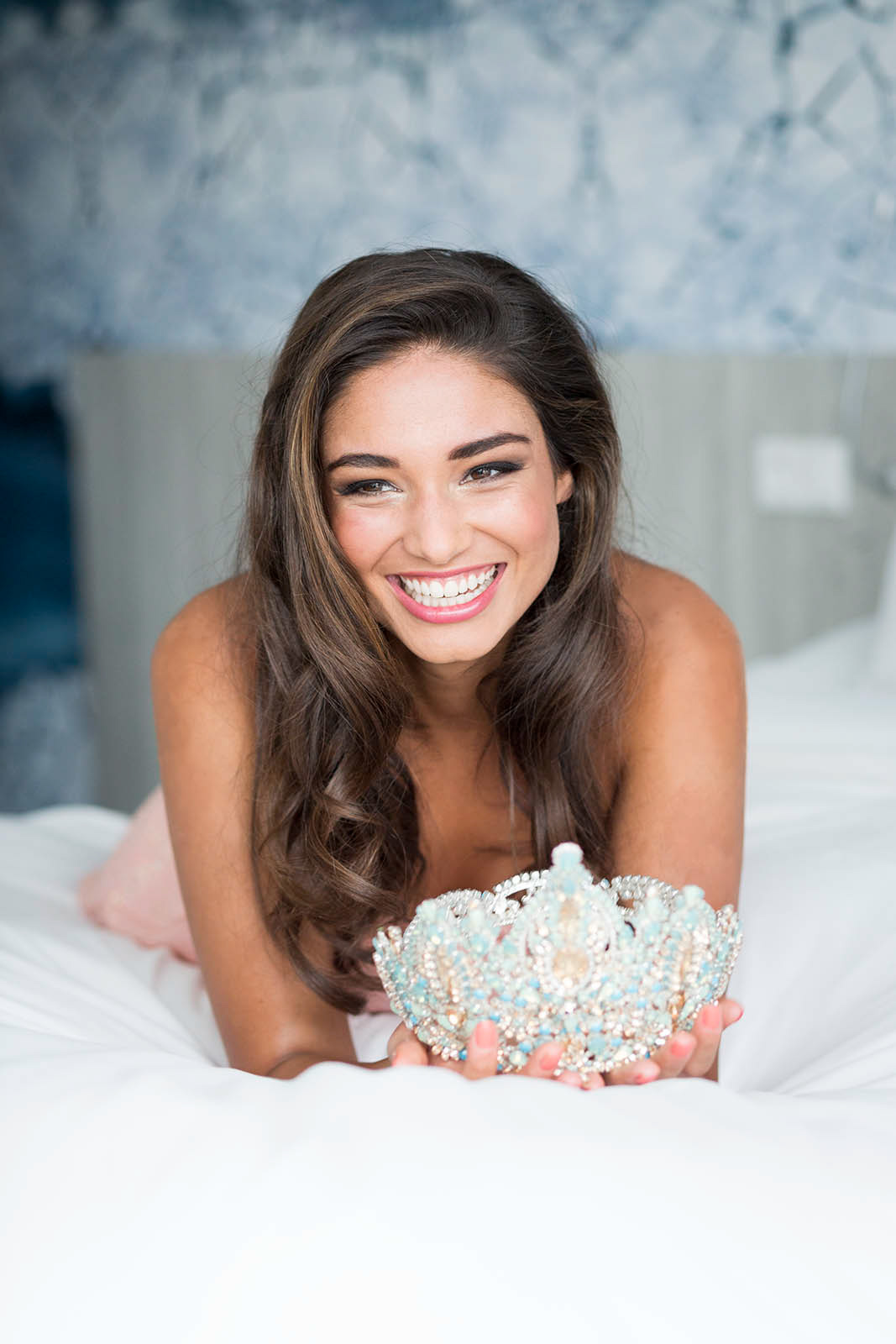 Tatjana Maul winnares Miss Nederland gefotografeerd lachend in hotel voor tijdschrift Grazia en eigenares van dancyfood.nl visagie Jetty van Pelt smiling model