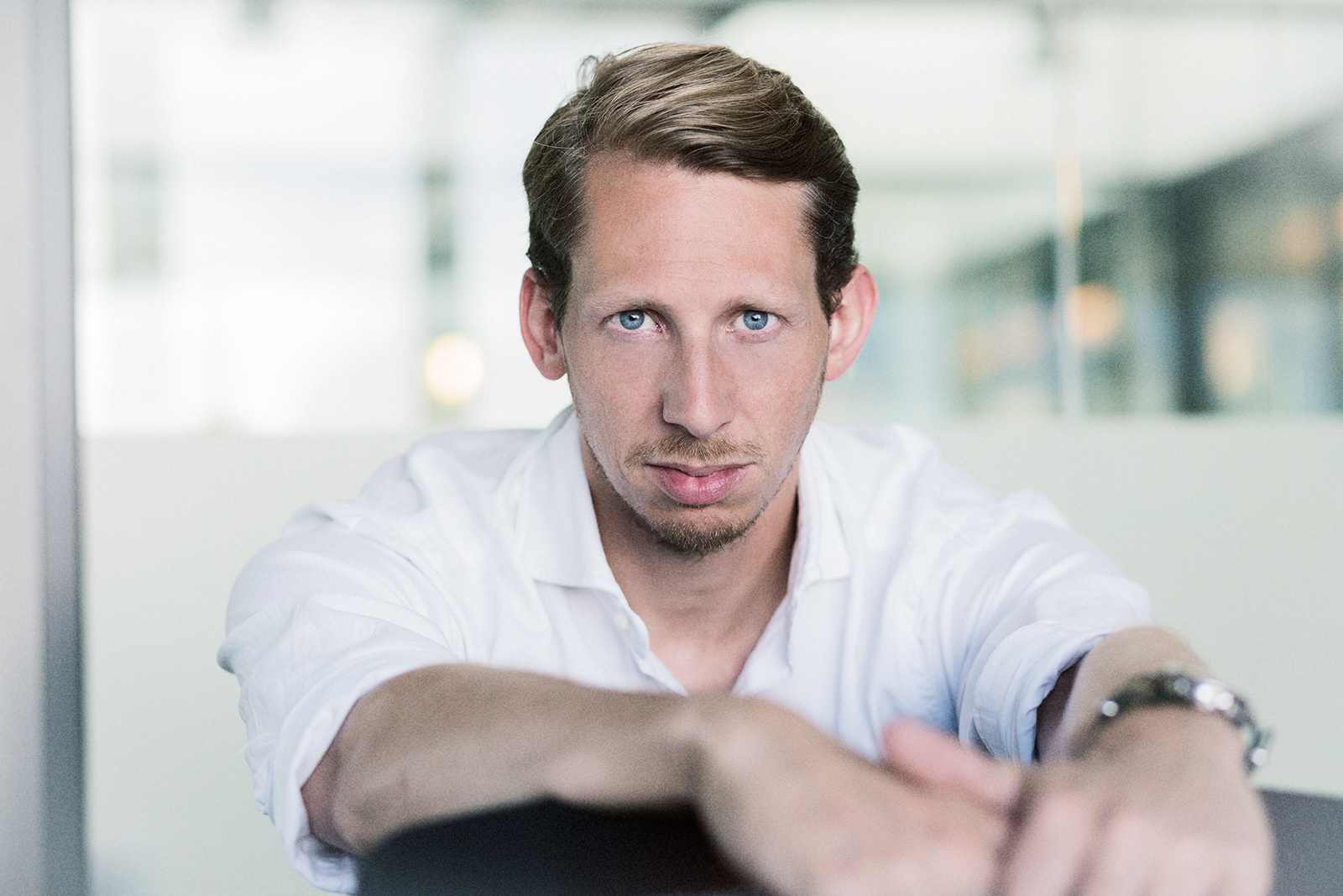 Op deze foto kijkt Erik van der Meijs in de camera van fotograaf Joshua Rood met mooi helder licht