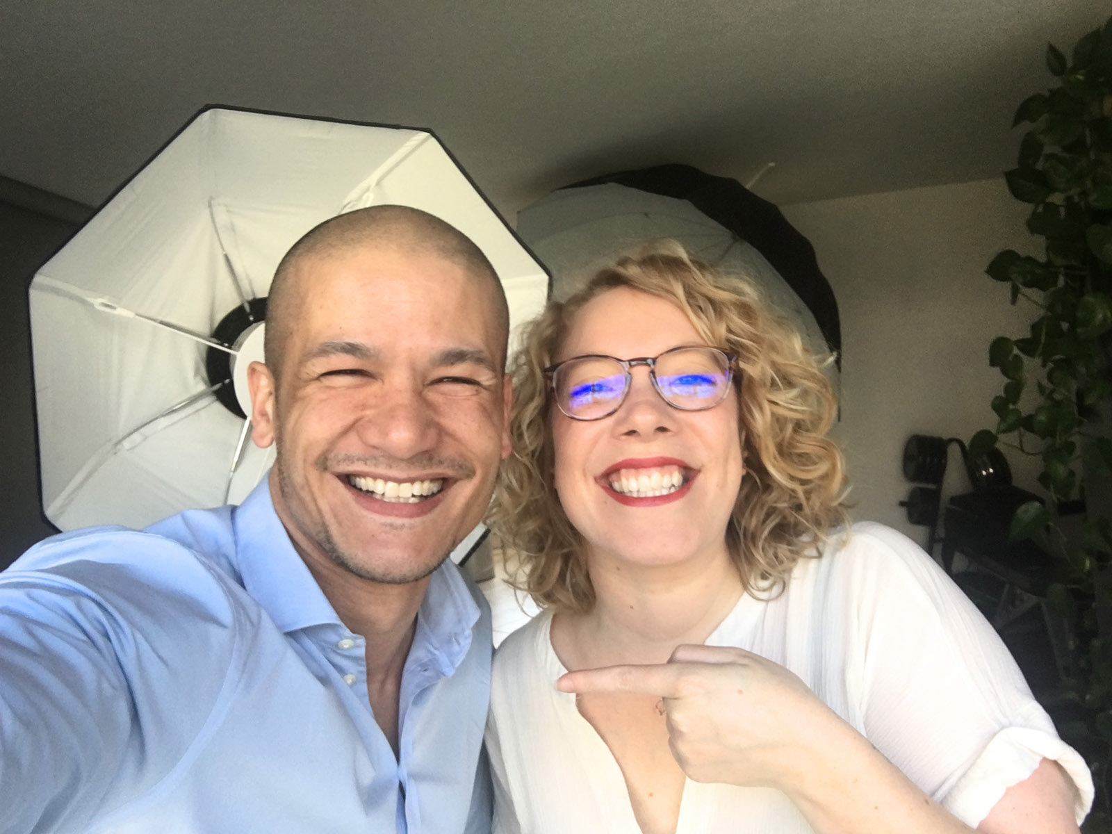 Op dit vrolijke portret lachen Joshua Rood en Johanna Nolet na een gezellig fotoshoot voor tijdschrift GezondNu