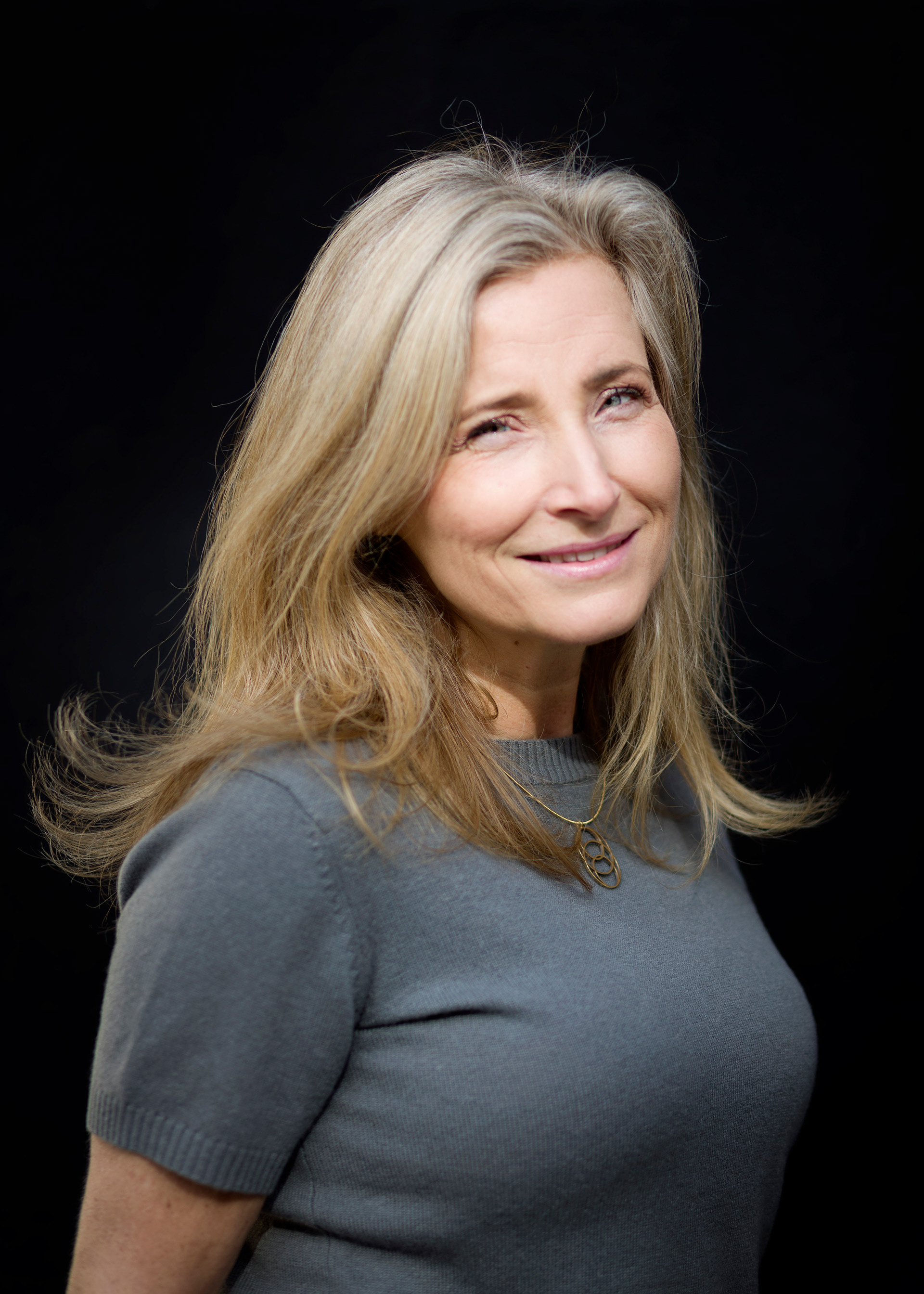 Els van Steijn gefotografeerd door professioneel fotograaf Joshua Rood voor het tijdschrift Gezondnu. Het model is in kleur uitgebeeld en lacht.