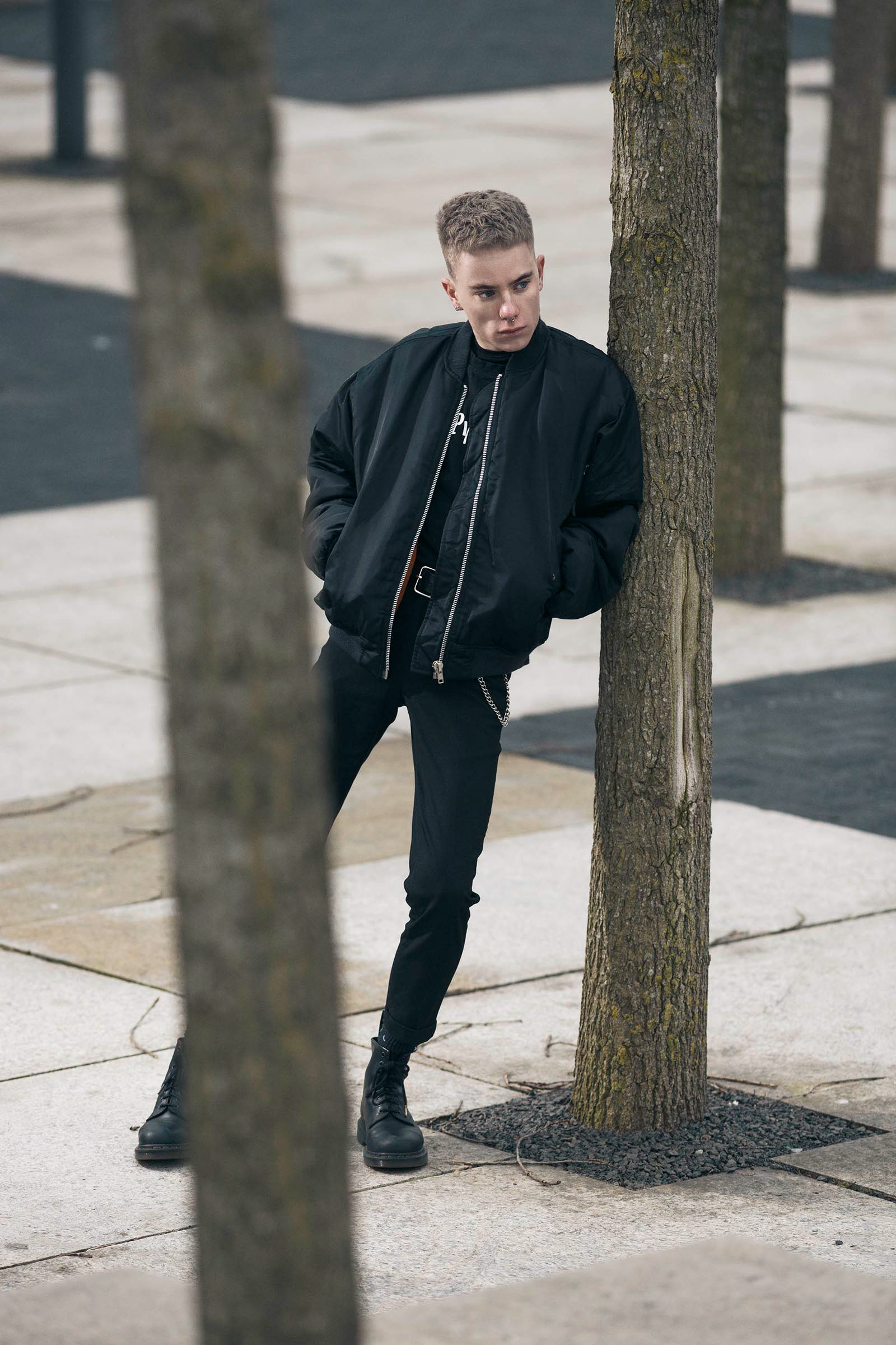 model Konrad Benjamin Lucas poseert voor Joshua Rood in Almere staand