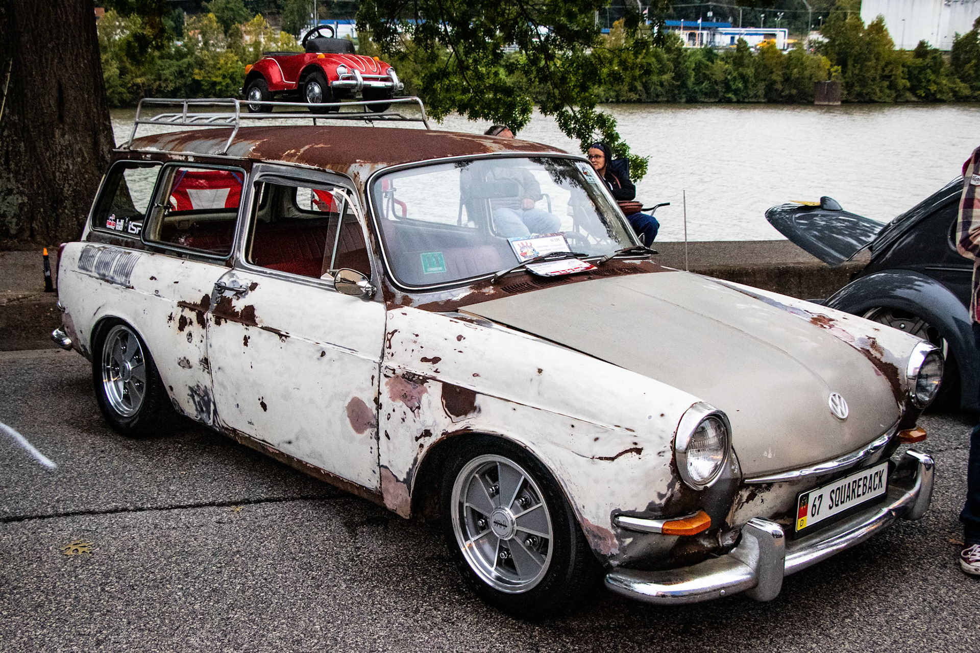 Really loved the look of this old VW Squarebody. Not the best picture of it, but very cool car.