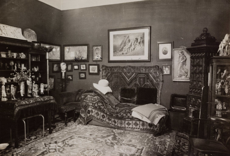 Sigmund Freud psychoanalytic couch 