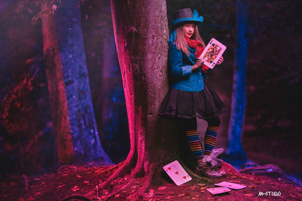 magiczna sesja zdjęciowa małej dziewczynki, magiczny las, piękne zdjęcia w lesie, kapelusznik,  emilka w zaczarowanym lesie, zdjęcia dziecka, fotografia rodzinna, sesje zdjęciowe dzieci