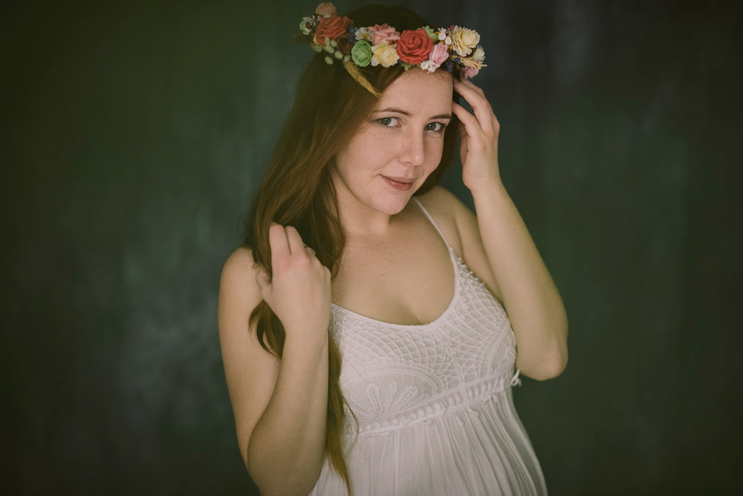 młoda piękna kobieta w ciąży, sesja ciążowa, sesja brzuszkowa, fotograf gdynia, gdańsk, fotografia portretowa, portret, wianek