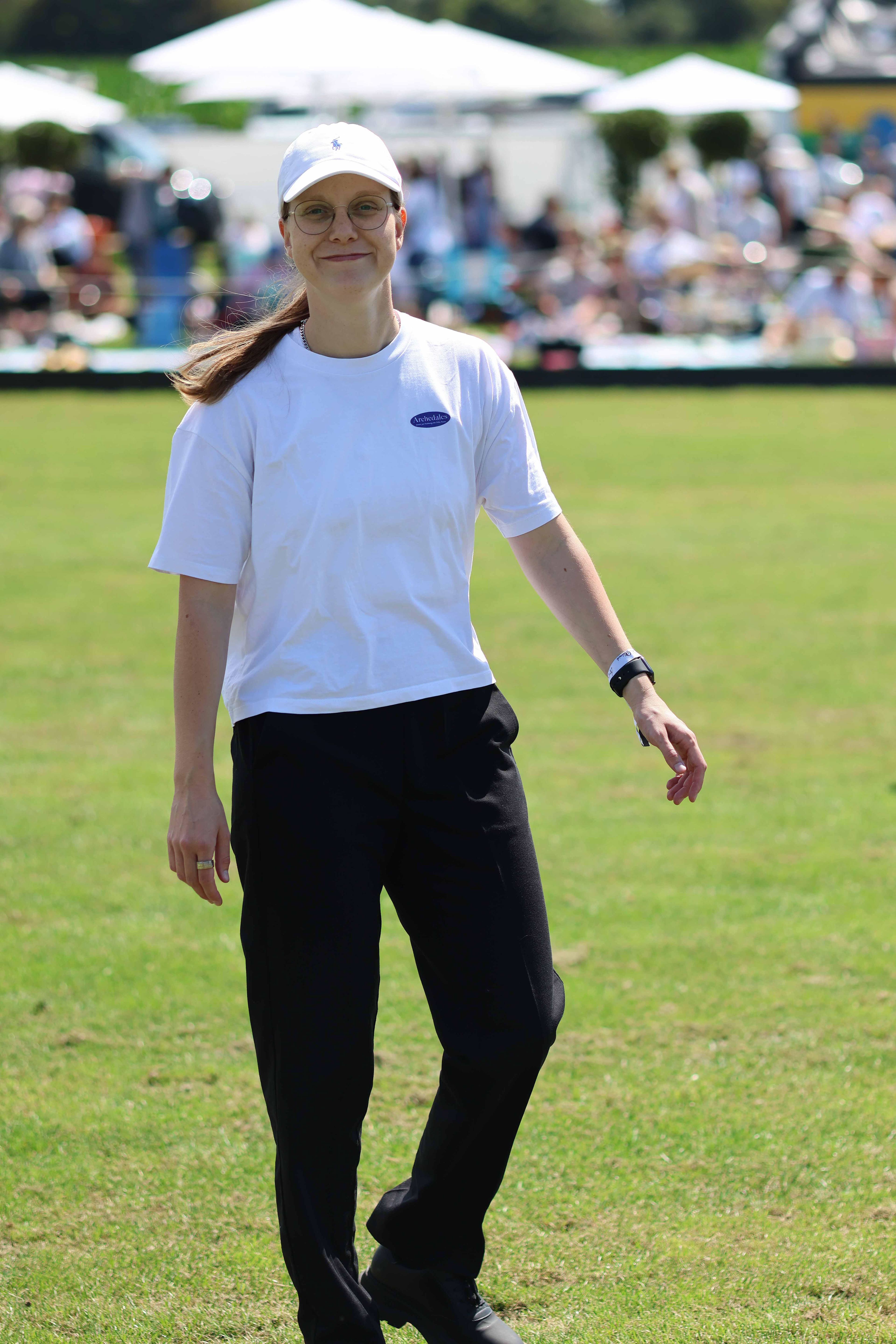 Katharina Borlinghaus mit archedales Shirt von vorne auf einem Turnierplatz.