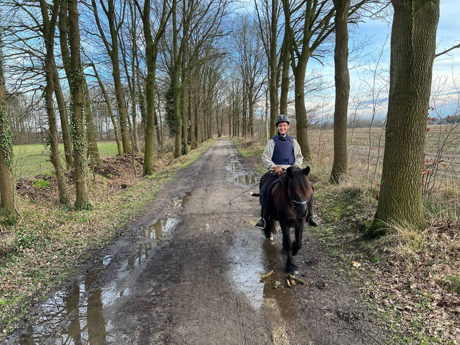 Christopher Gundler reitet mit Arche Noah Grace - Dales Pony - aus