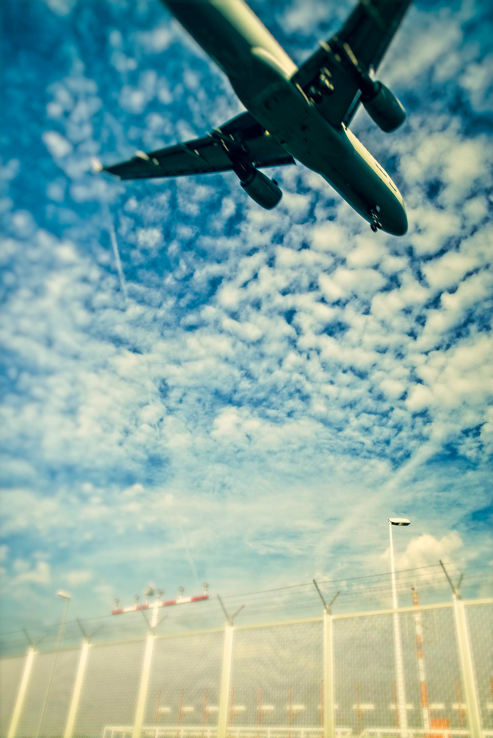 Passagierflugzeug im Landeanflug in Froschperspektive - Klaus Ohlenschläger