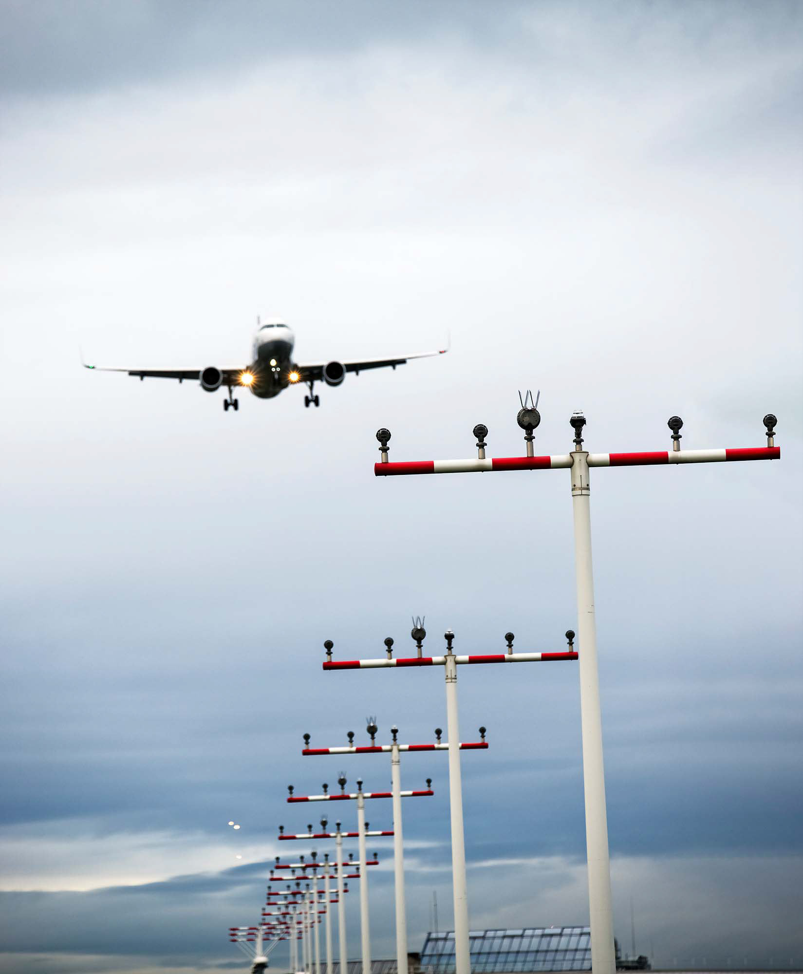 Flugzeug im Endanflug vor der Landung. Im unteren Bildbereich ist die Anflugbefeuerung zu sehen. Fotograf Klaus Ohlenschläger - Frankfurt - Bad Homburg – Kronberg